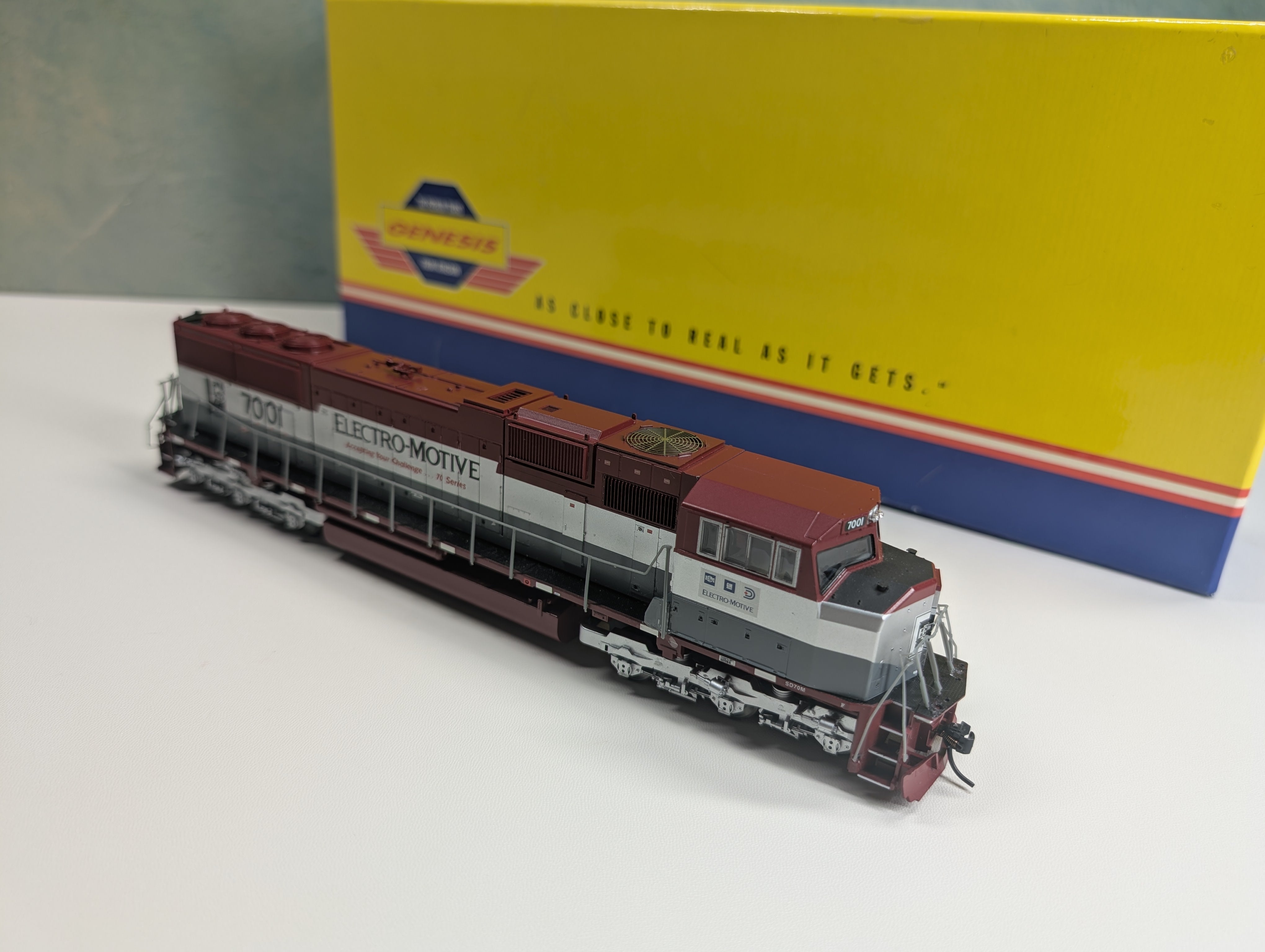 USED Athearn Genesis #0G6117 HO Scale SD70M EMD Demo Diesel Locomotive Electro-Motive #7001 Runs Great DC