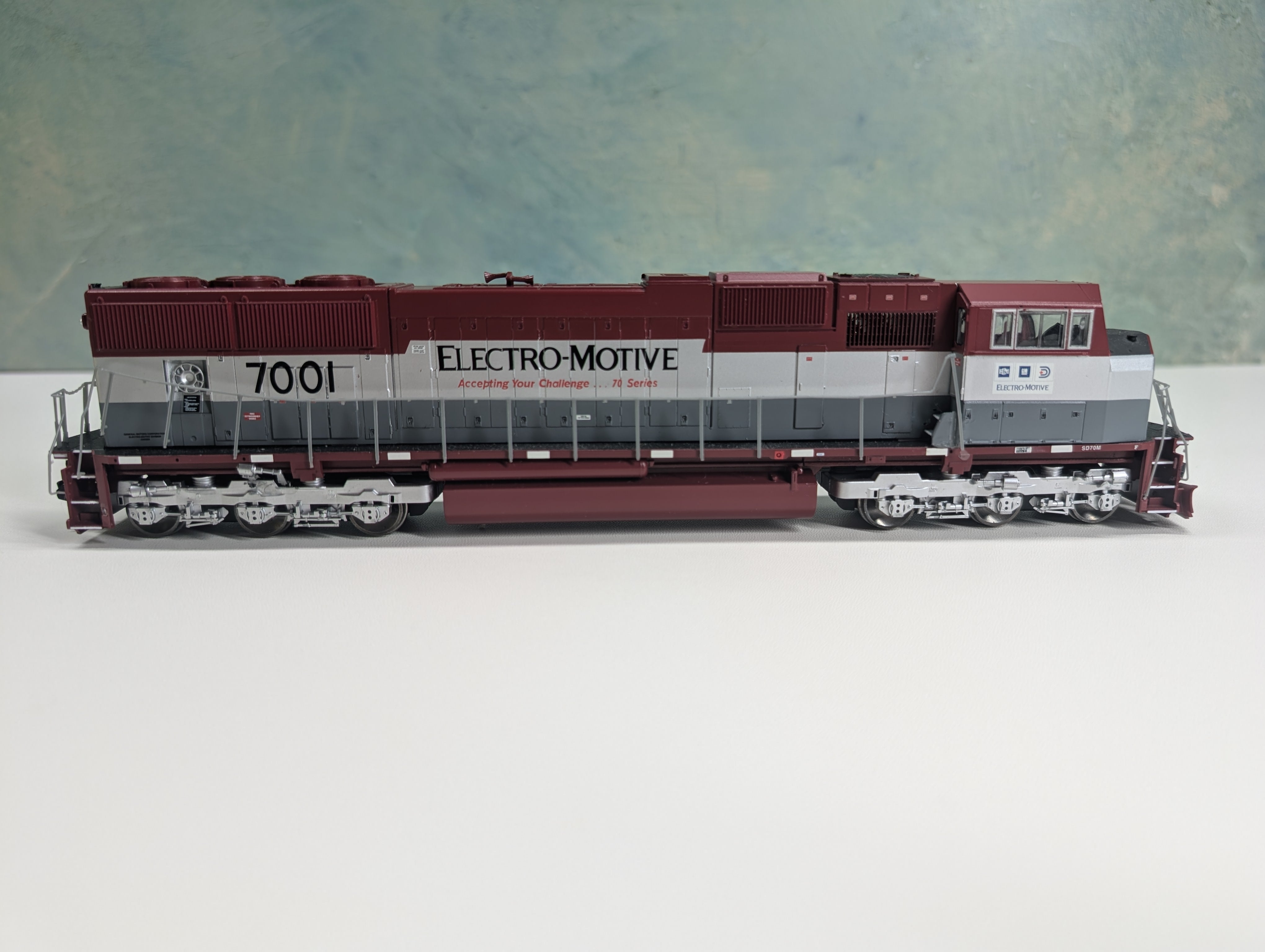 USED Athearn Genesis #0G6117 HO Scale SD70M EMD Demo Diesel Locomotive Electro-Motive #7001 Runs Great DC