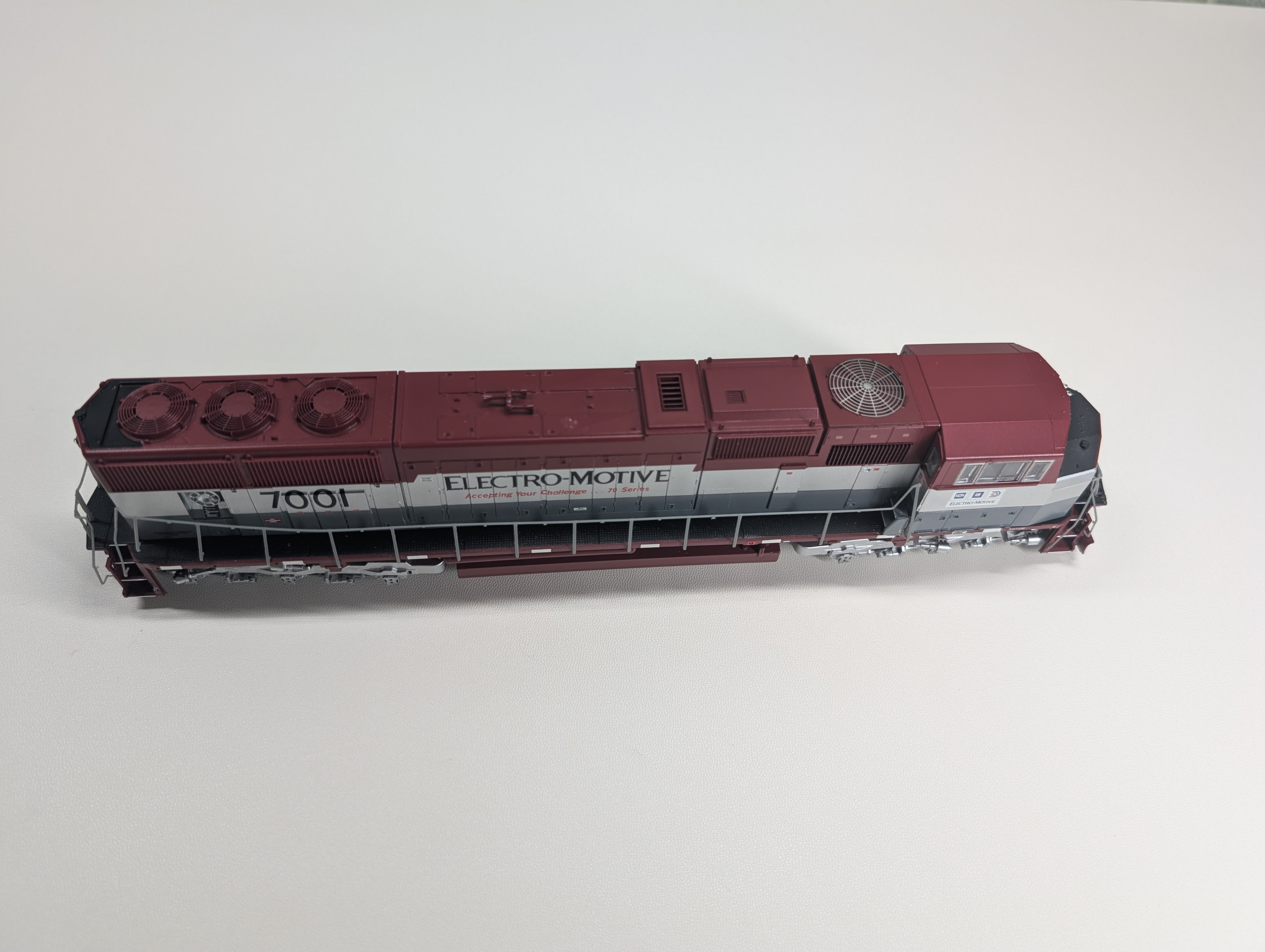 USED Athearn Genesis #0G6117 HO Scale SD70M EMD Demo Diesel Locomotive Electro-Motive #7001 Runs Great DC