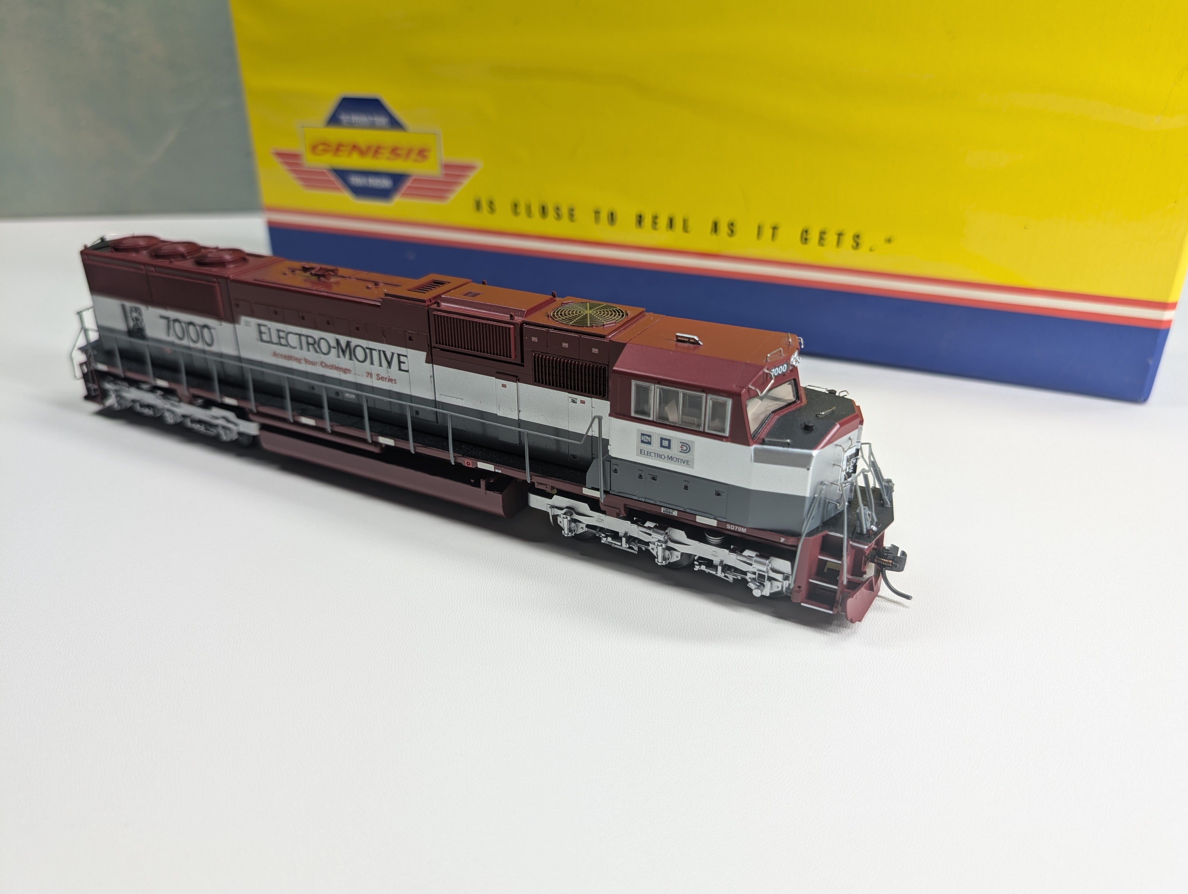 USED Athearn Genesis #0G6116 HO Scale SD70M EMD Demo Diesel Locomotive Electro-Motive #7000 Runs Great DC