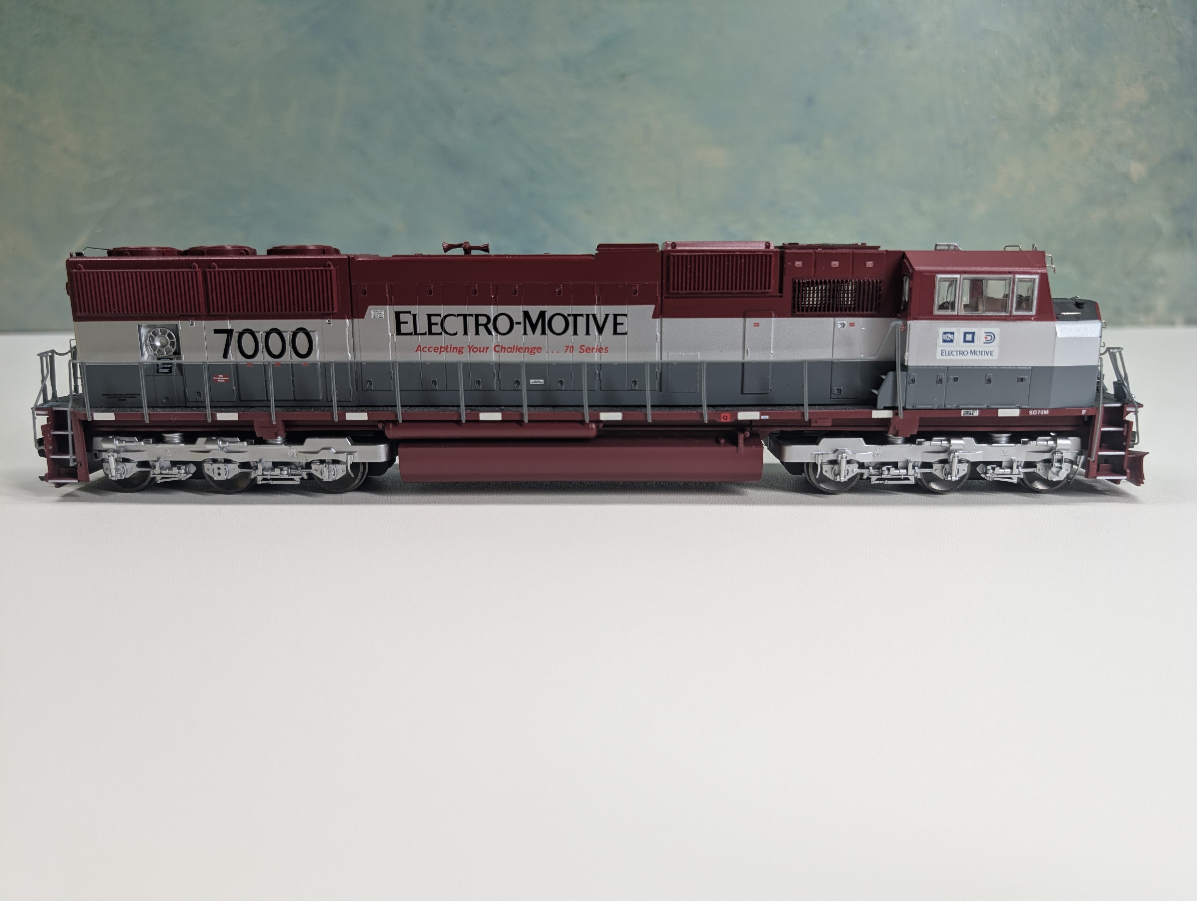 USED Athearn Genesis #0G6116 HO Scale SD70M EMD Demo Diesel Locomotive Electro-Motive #7000 Runs Great DC