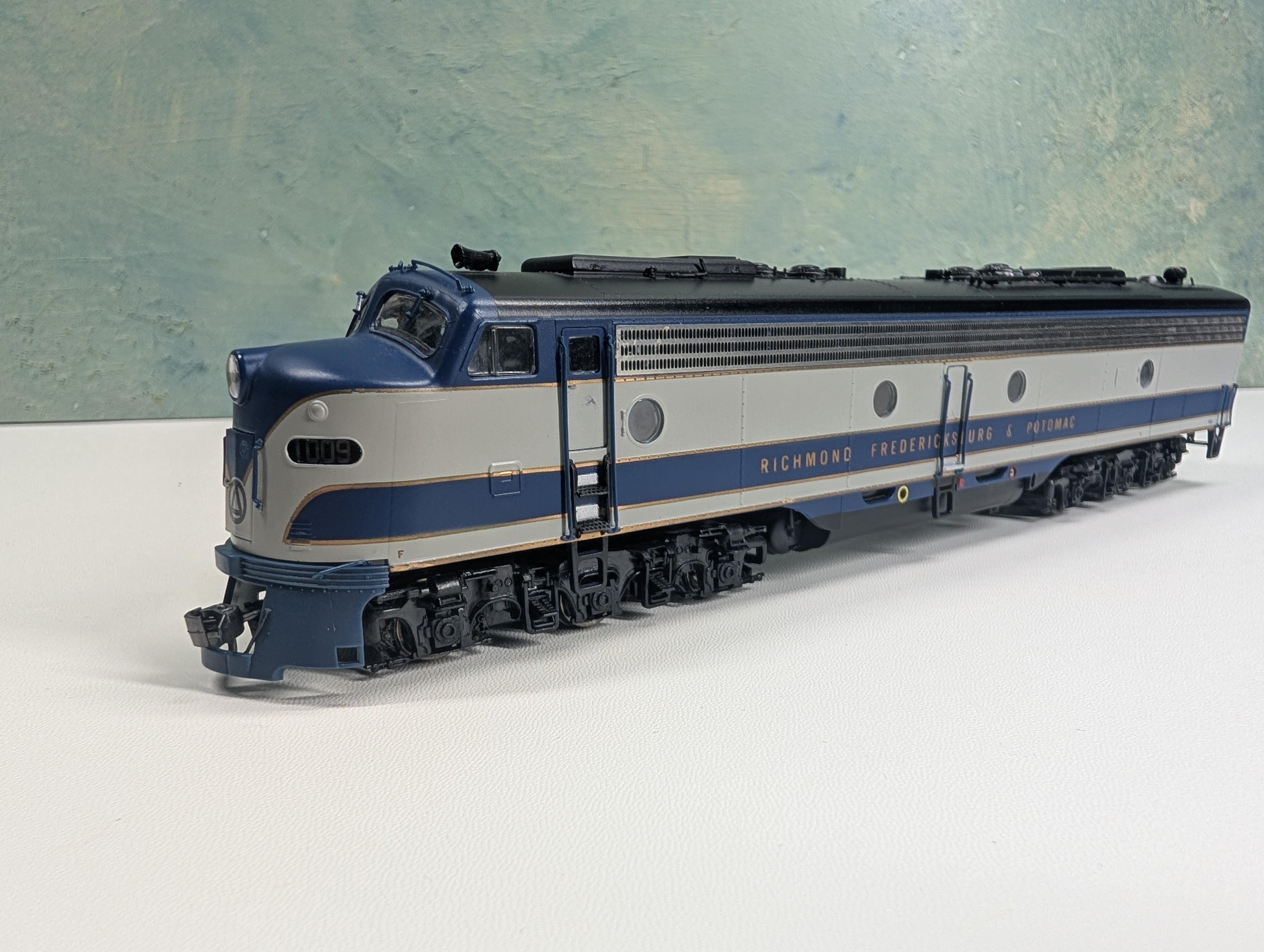 USED Life-Like HO Scale Proto 2000 E8/9 Diesel Locomotive Richmond, Fredericksburg and Potomac #1009 Runs Great Digitrax DCC