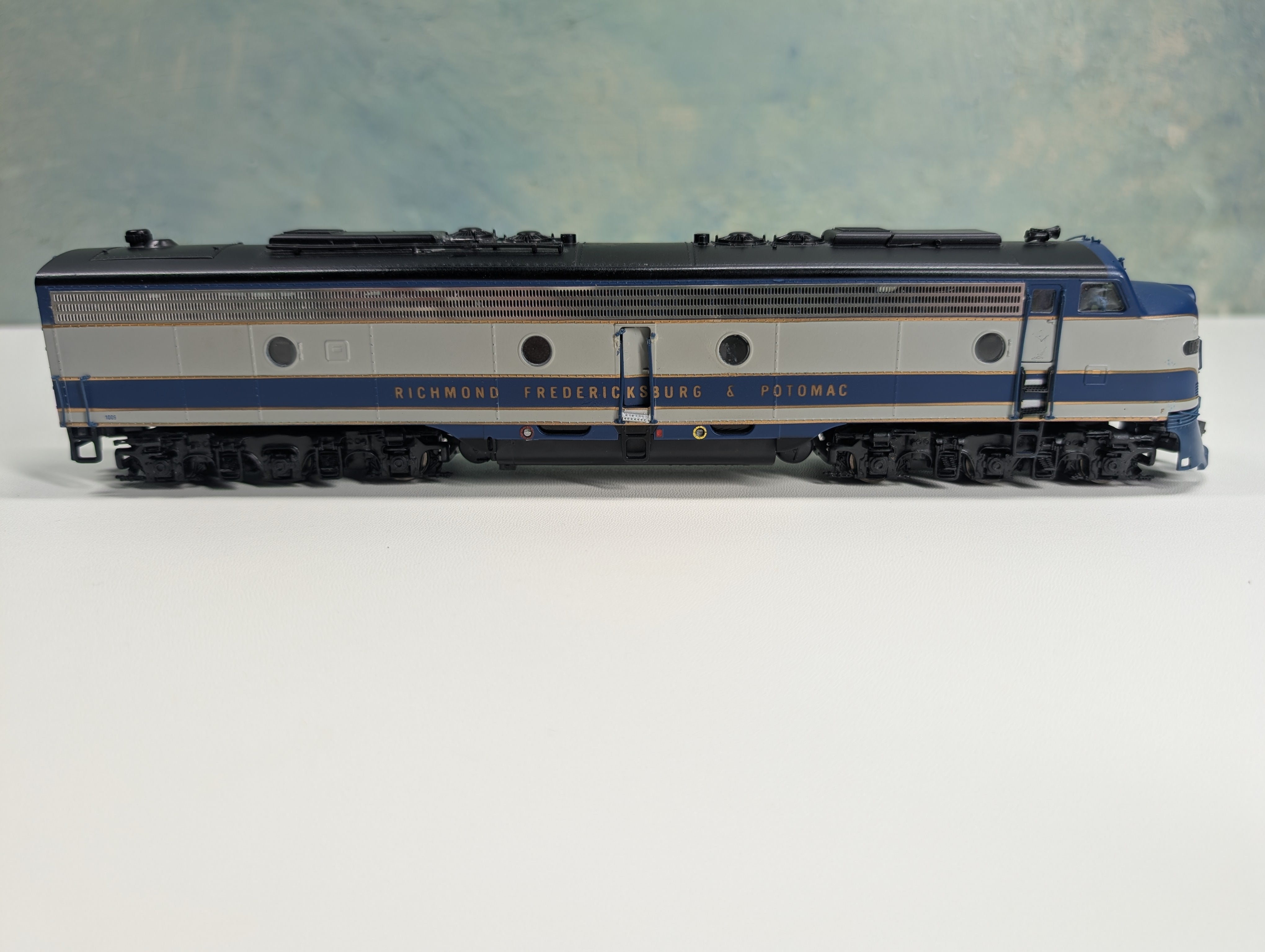 USED Life-Like HO Scale Proto 2000 E8/9 Diesel Locomotive Richmond, Fredericksburg and Potomac #1009 Runs Great Digitrax DCC