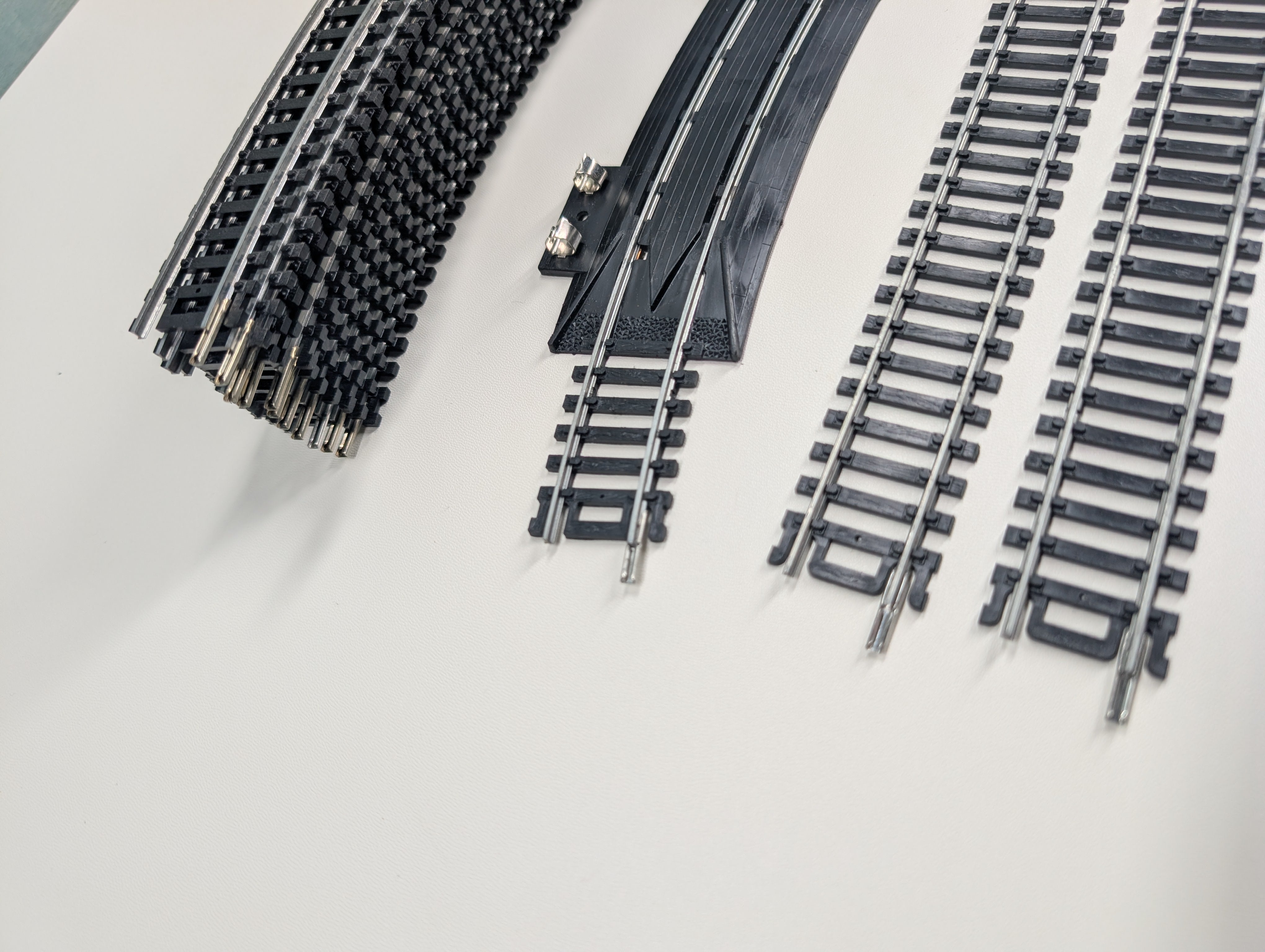 USED Life-Like HO Scale 18" Radius Oval of Code 100 Nickel Silver Track w/ Rerailer Terminal (14 pcs)