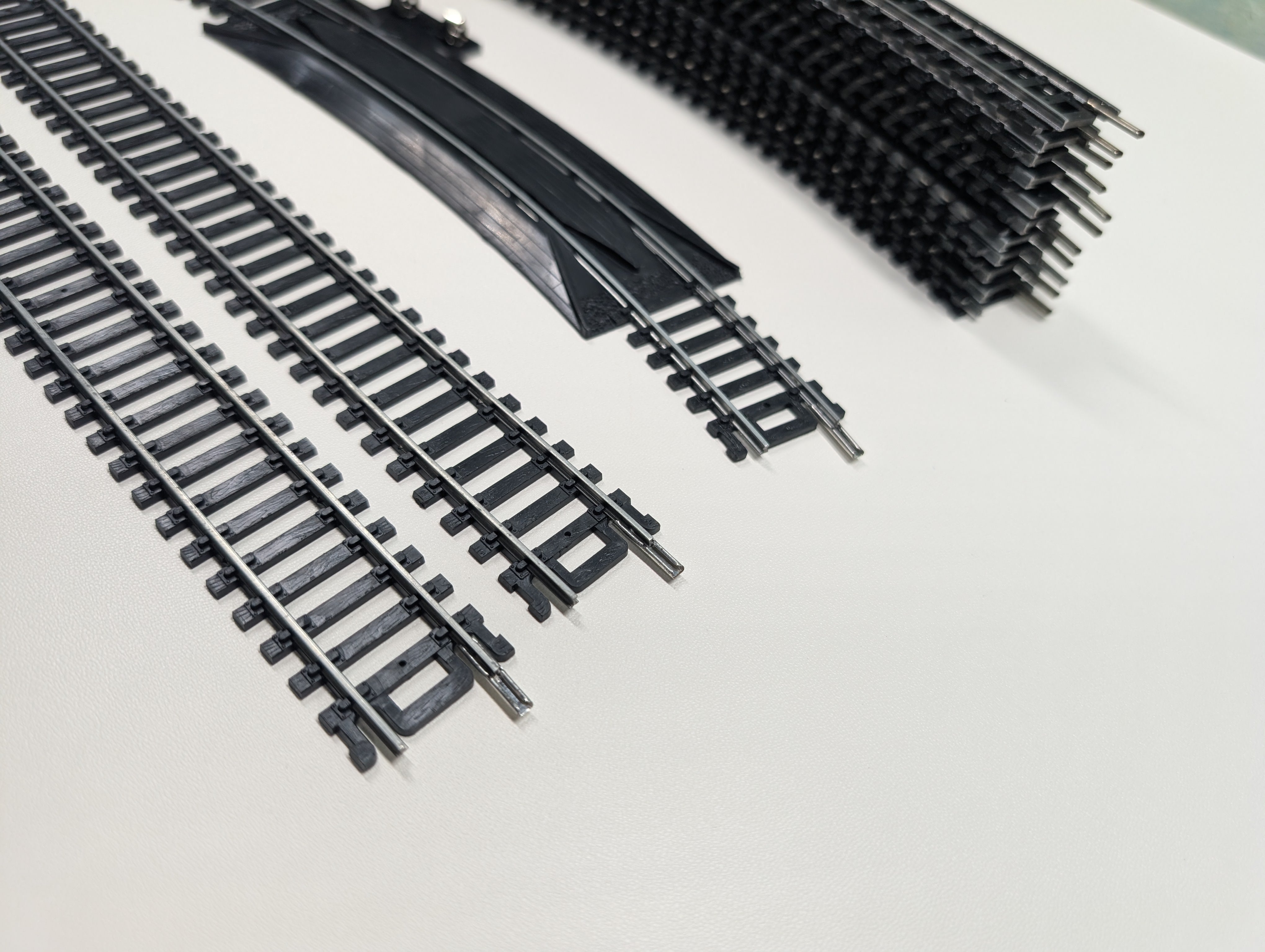 USED Life-Like HO Scale 18" Radius Oval of Code 100 Nickel Silver Track w/ Rerailer Terminal (14 pcs)