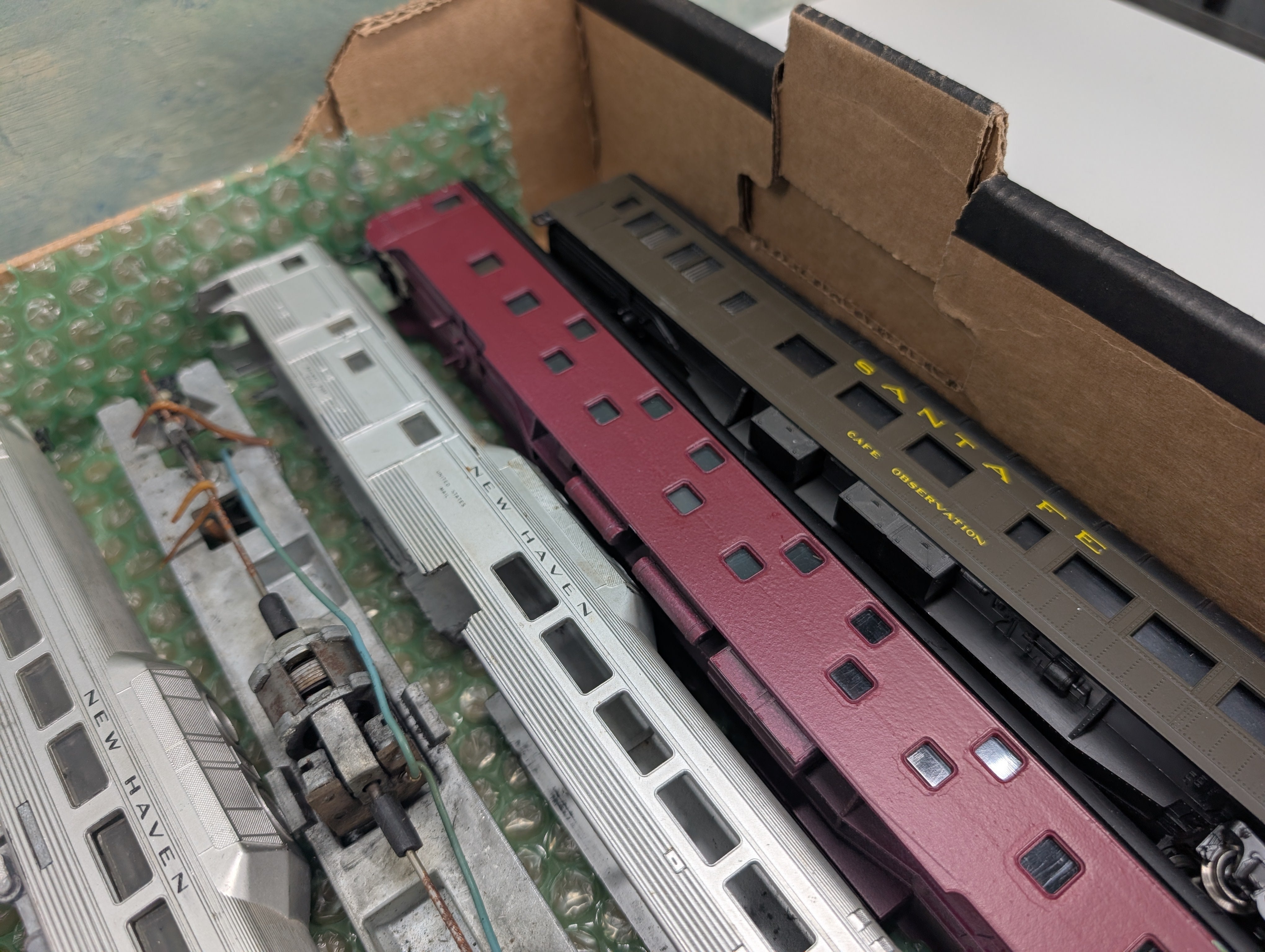 USED HO Scale Lot of For Parts/Repairs Passenger Cars, Hoppers, Box Cars +more