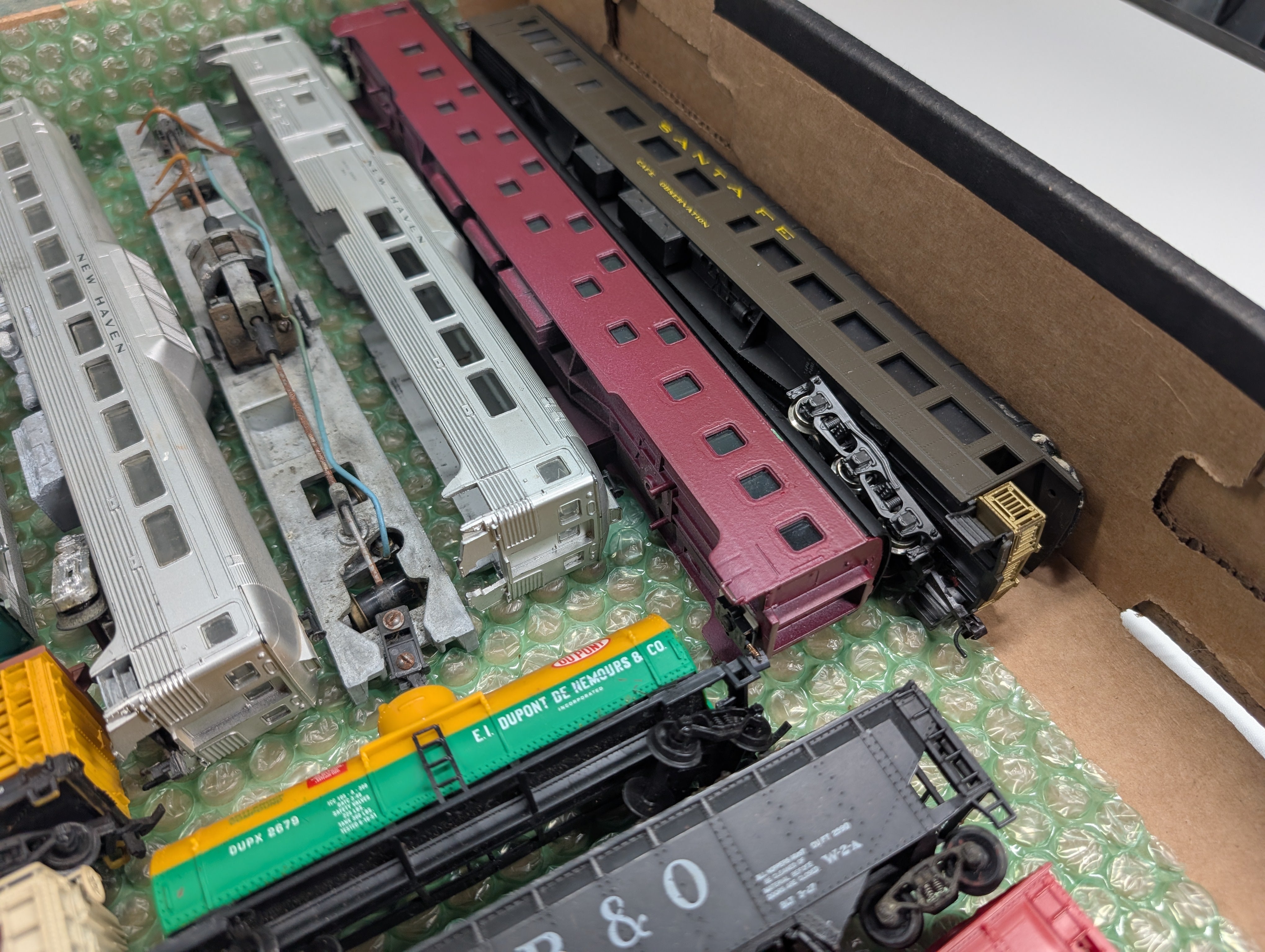 USED HO Scale Lot of For Parts/Repairs Passenger Cars, Hoppers, Box Cars +more