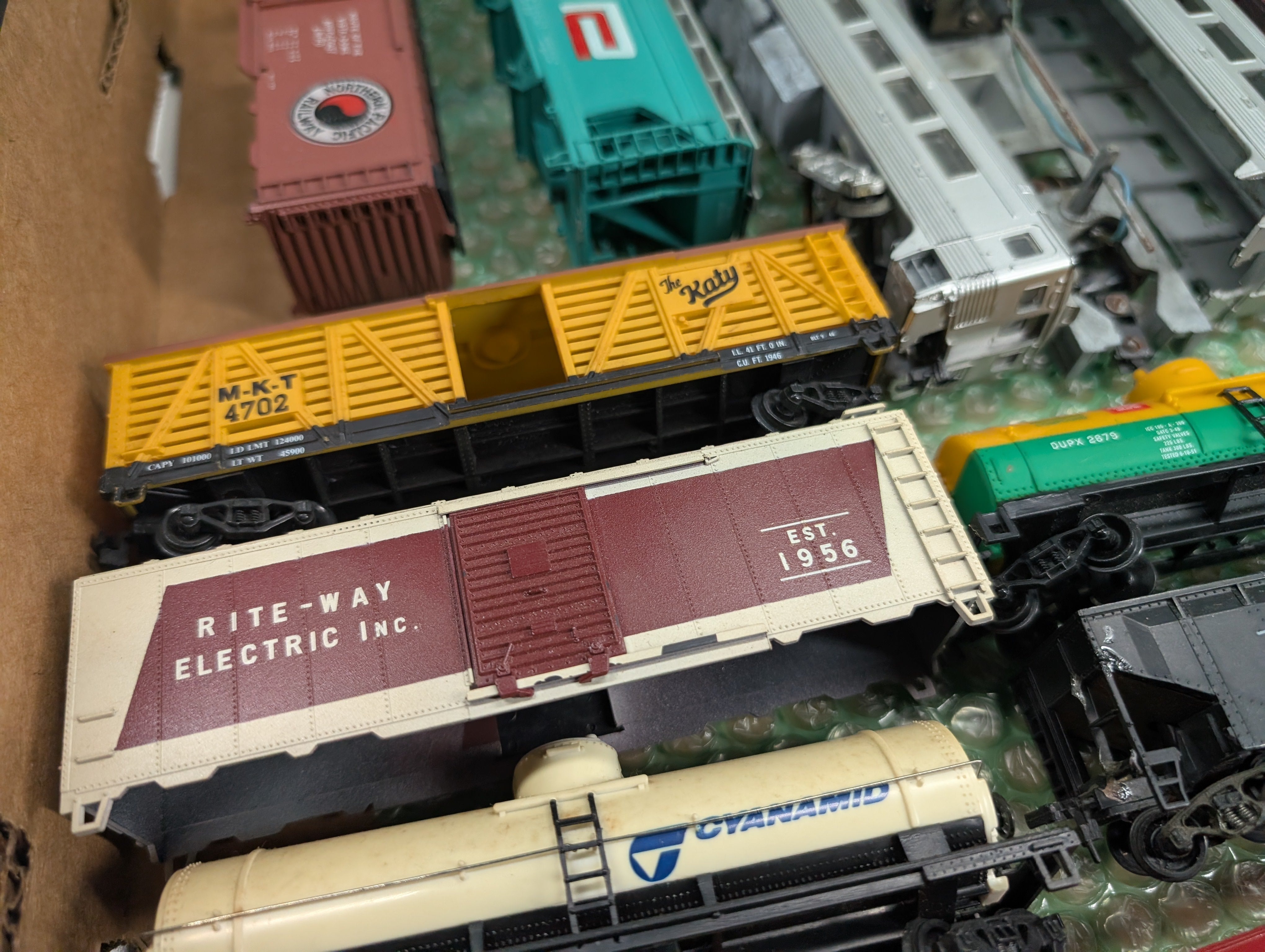 USED HO Scale Lot of For Parts/Repairs Passenger Cars, Hoppers, Box Cars +more