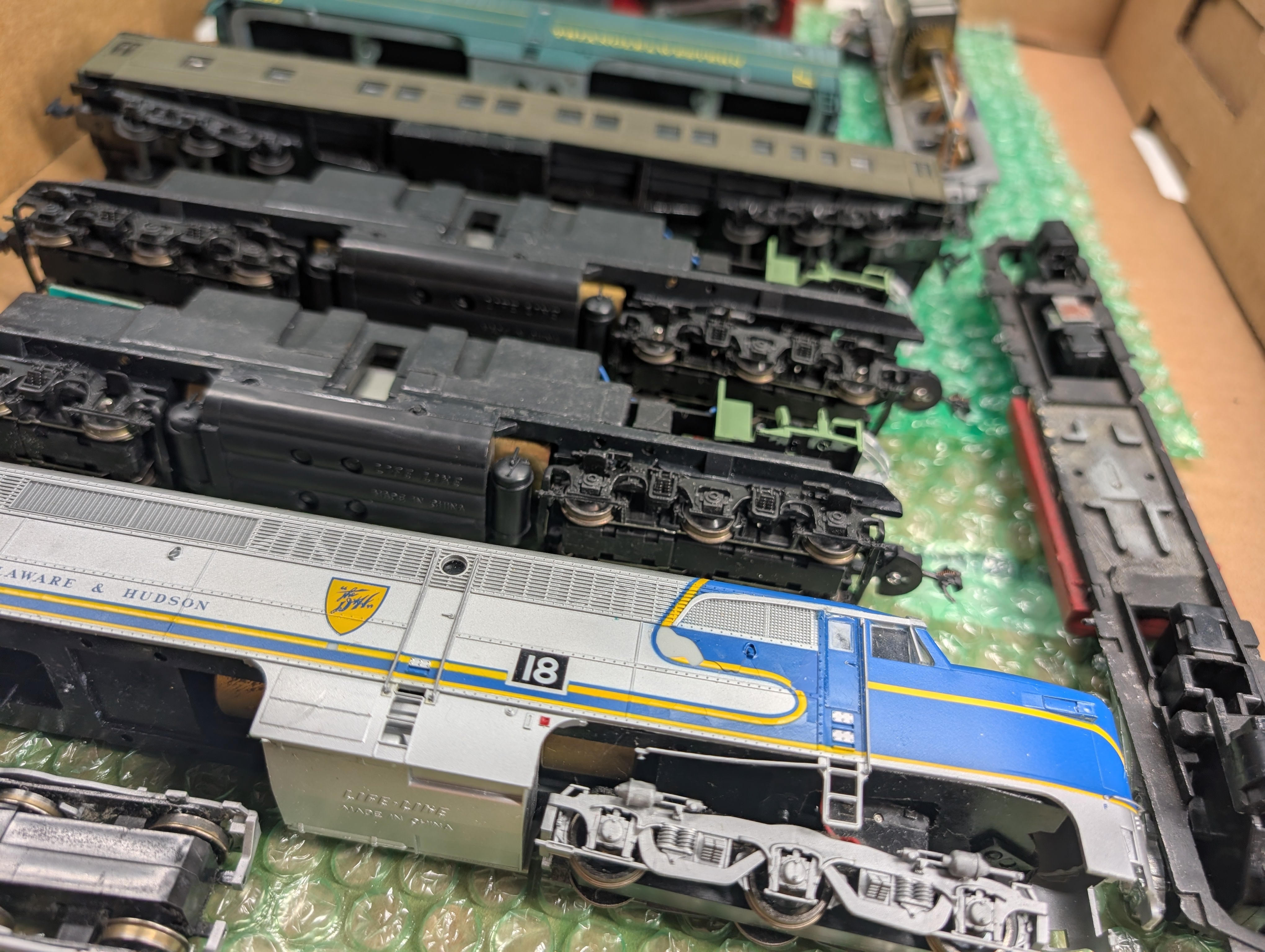 USED HO Scale Lot of Parts/Repairs Diesel Locomotives, Chassis, Passenger Car D&H, Santa Fe
