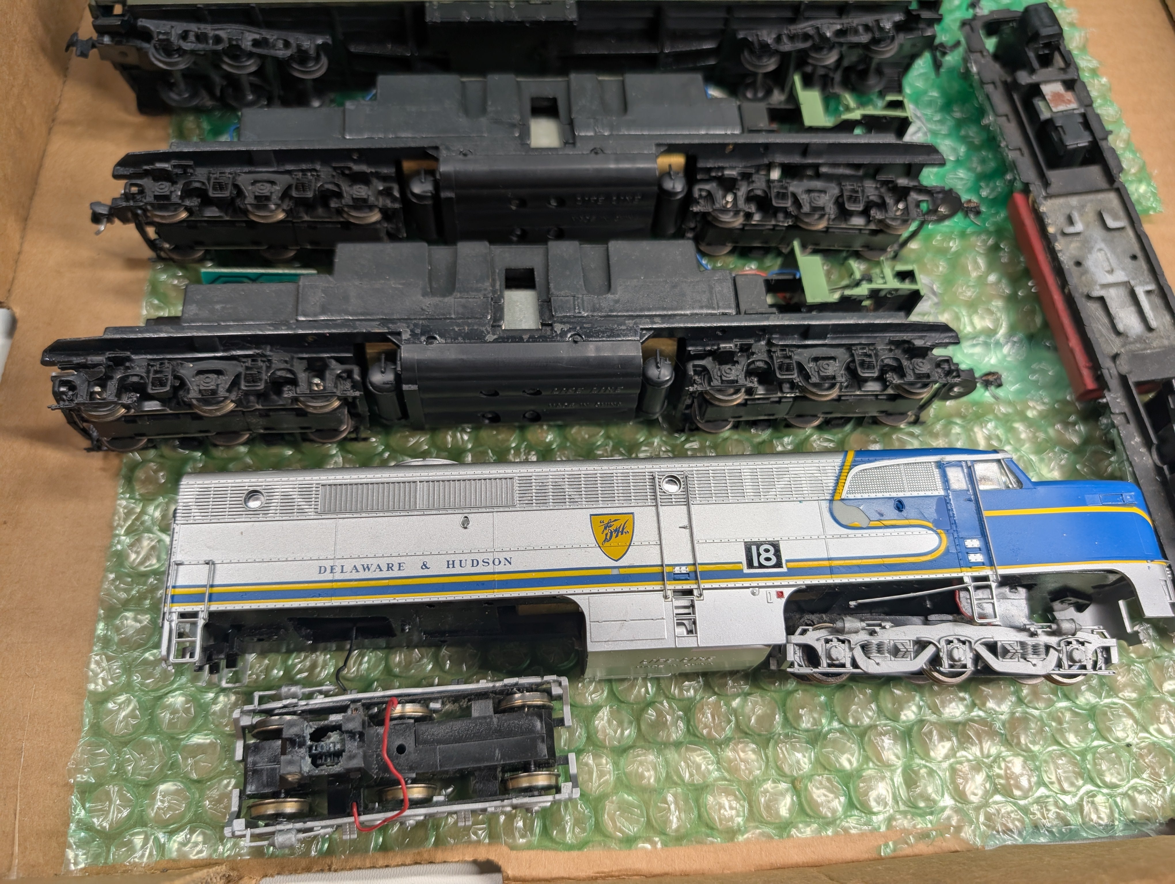 USED HO Scale Lot of Parts/Repairs Diesel Locomotives, Chassis, Passenger Car D&H, Santa Fe