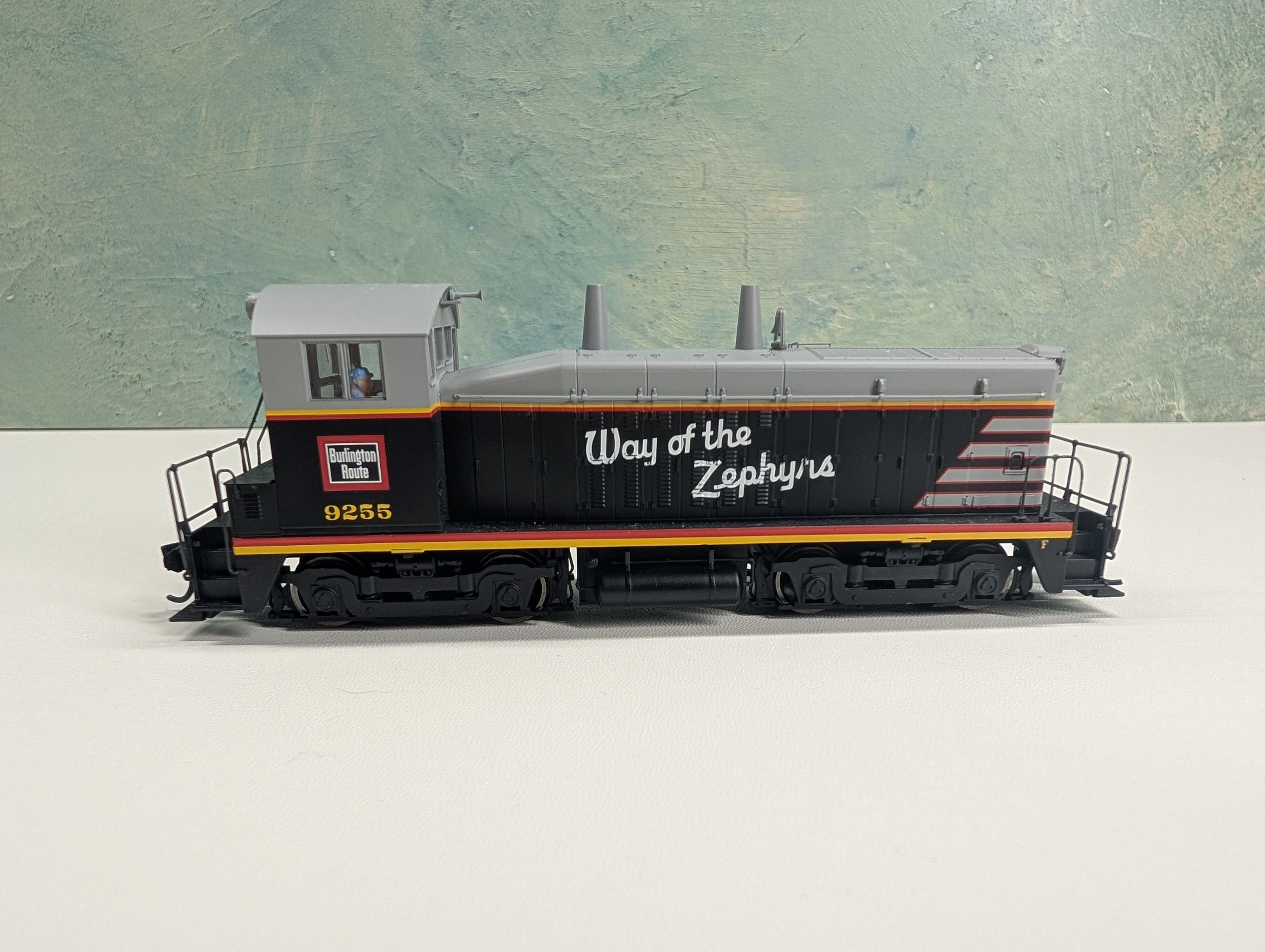USED Walthers Mainline 910-20653 HO Scale EMD SW7 Locomotive CB&Q #9255 Runs Great ESU LokSound 5