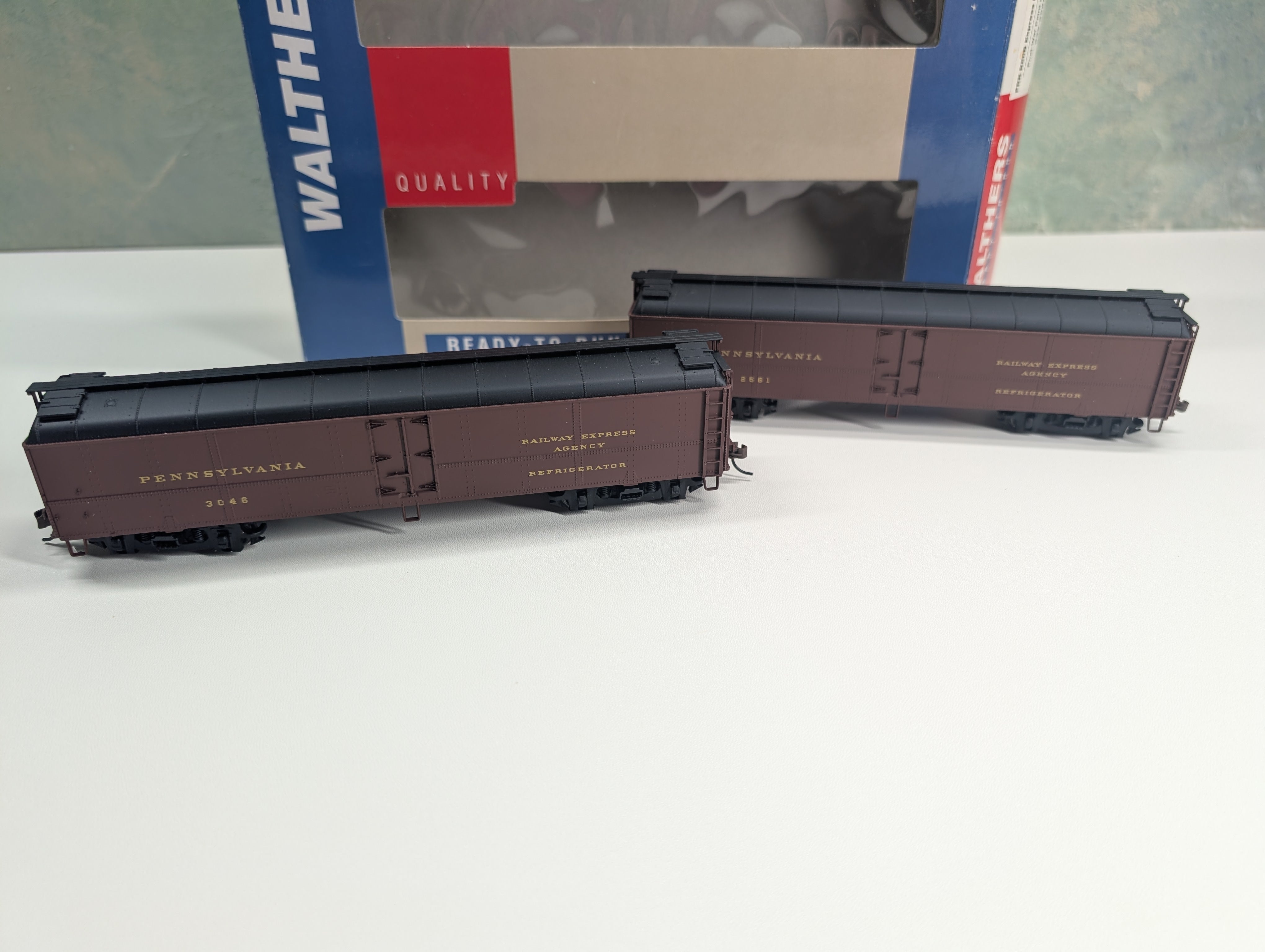 USED Walthers 932-25882 HO Scale R50B Express Reefer 2 Car Pack Post War Scheme Pennsylvania #2561, 3046 Railway Express Agency