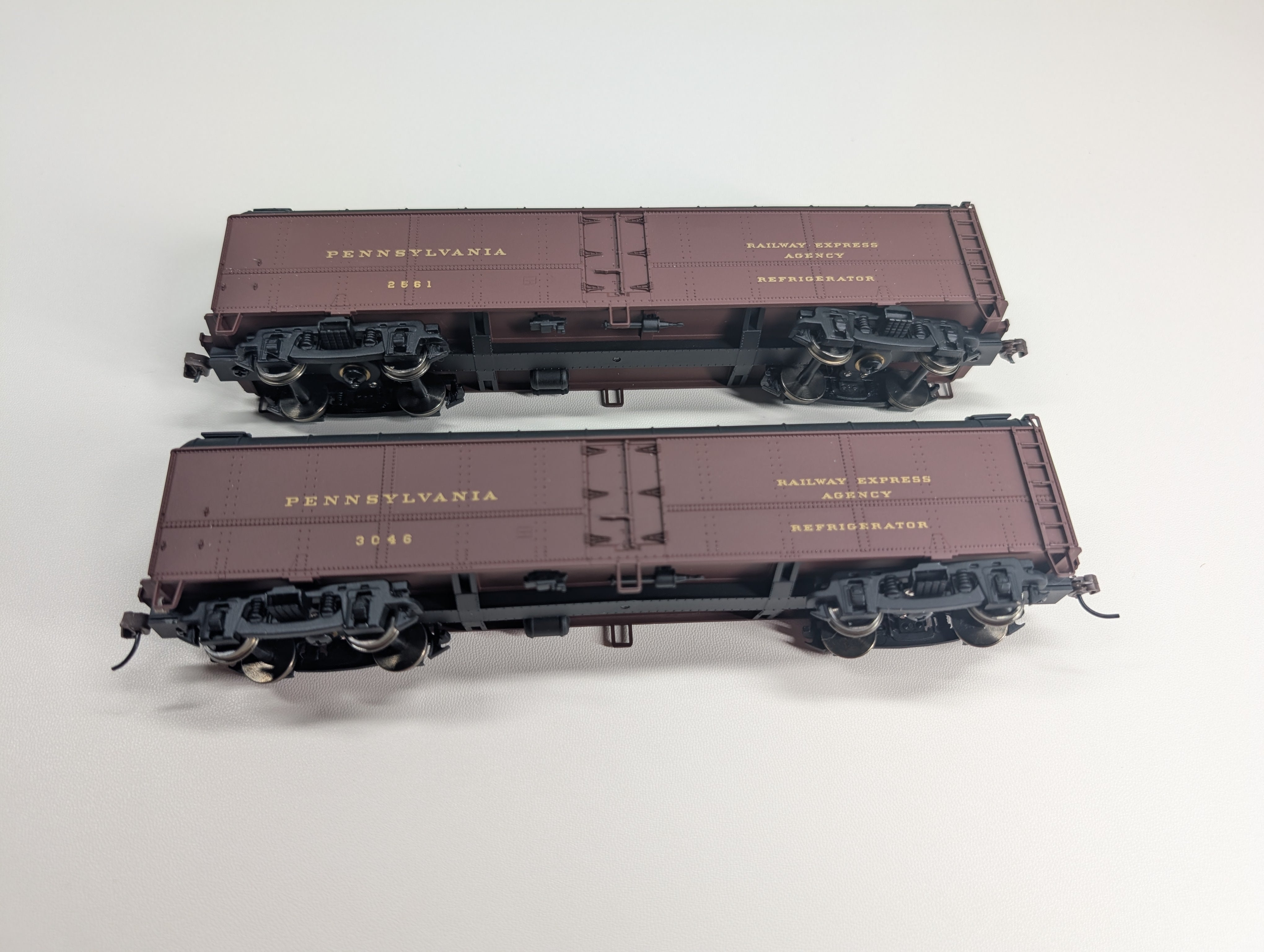 USED Walthers 932-25882 HO Scale R50B Express Reefer 2 Car Pack Post War Scheme Pennsylvania #2561, 3046 Railway Express Agency