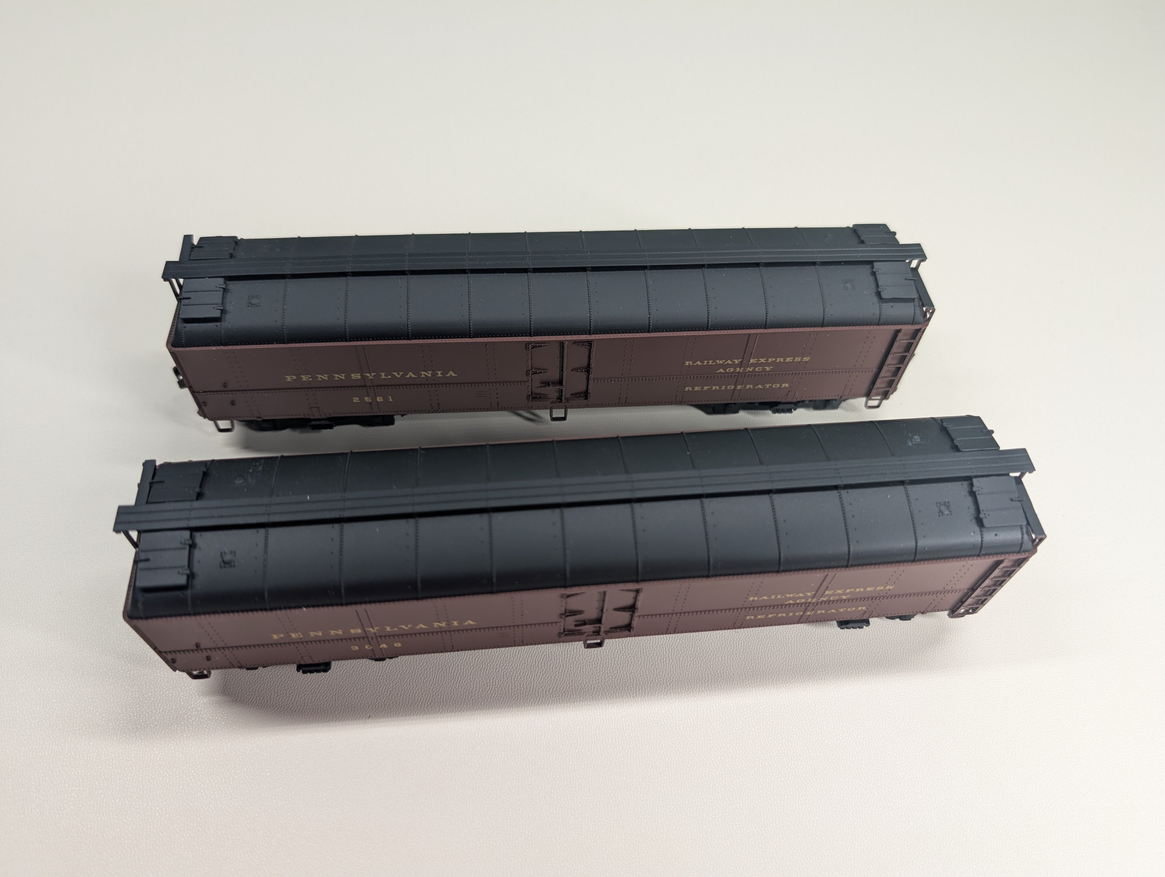 USED Walthers 932-25882 HO Scale R50B Express Reefer 2 Car Pack Post War Scheme Pennsylvania #2561, 3046 Railway Express Agency