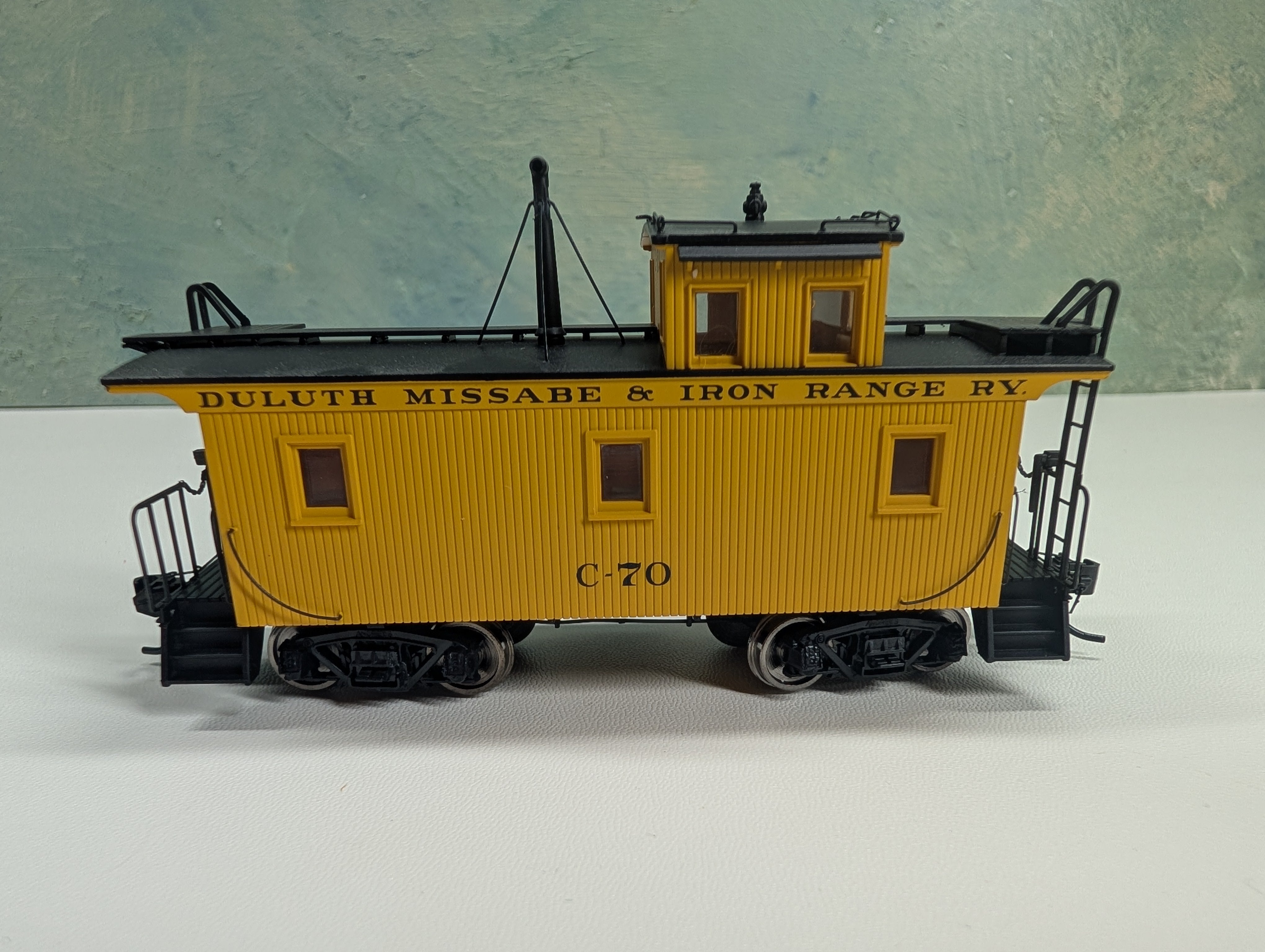 USED Walthers 932-7682 HO Scale G2 Wood Caboose Duluth, Missabe and Iron #C-70