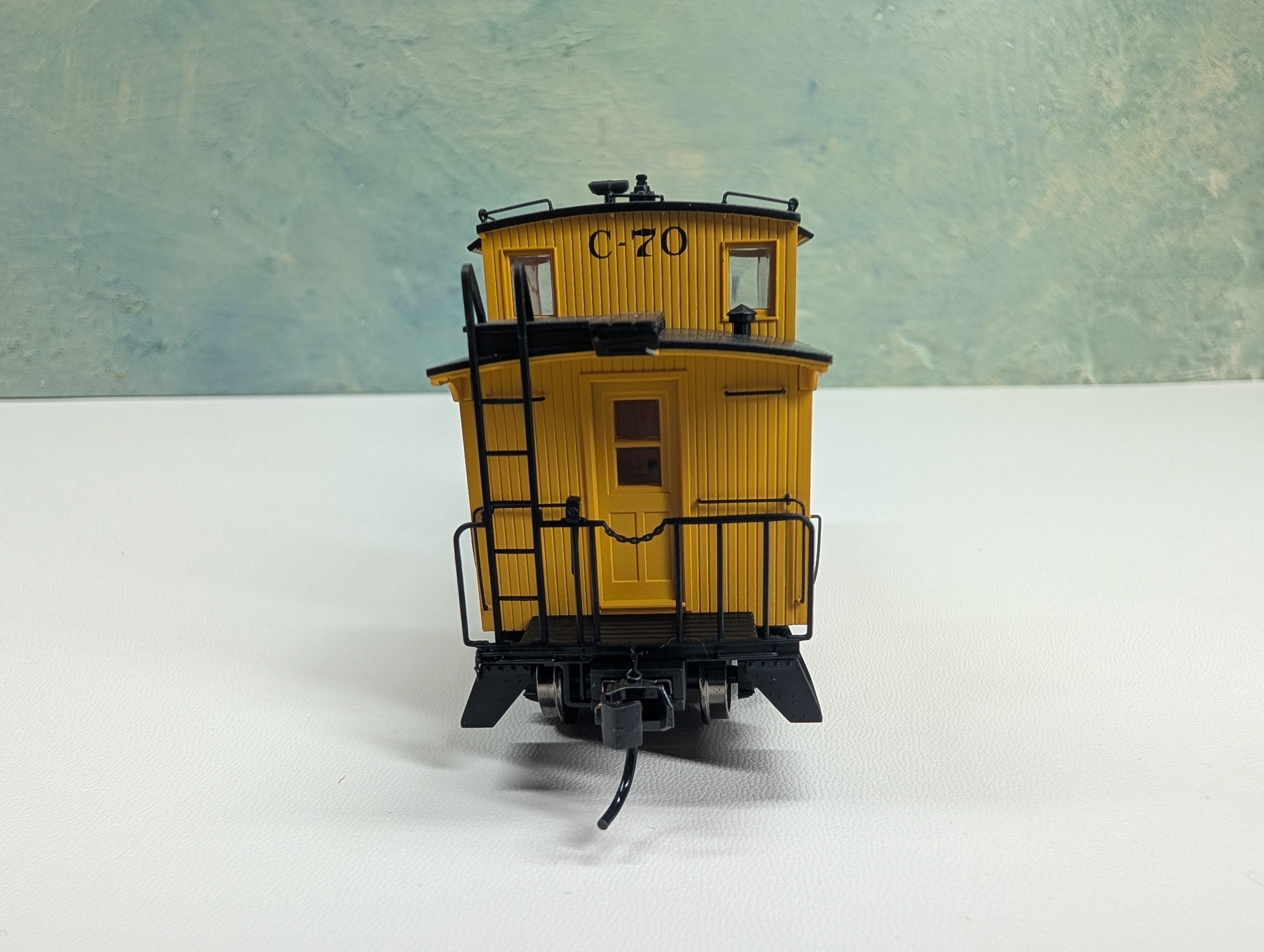 USED Walthers 932-7682 HO Scale G2 Wood Caboose Duluth, Missabe and Iron #C-70