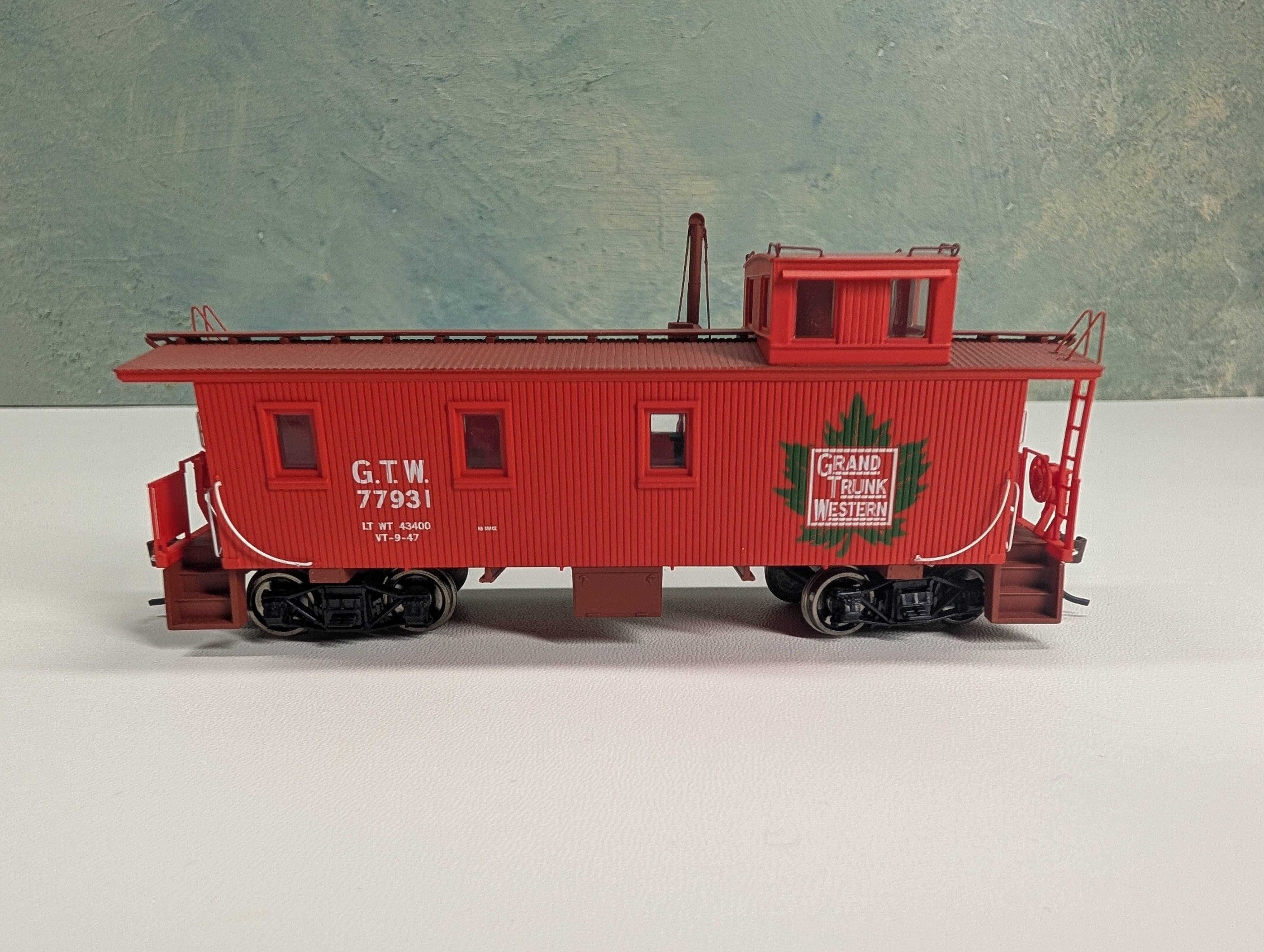 USED Walthers 932-7517 HO Scale 30' Wood Caboose 3 Window Offset Cupola Grand Trunk Western GTW #77931