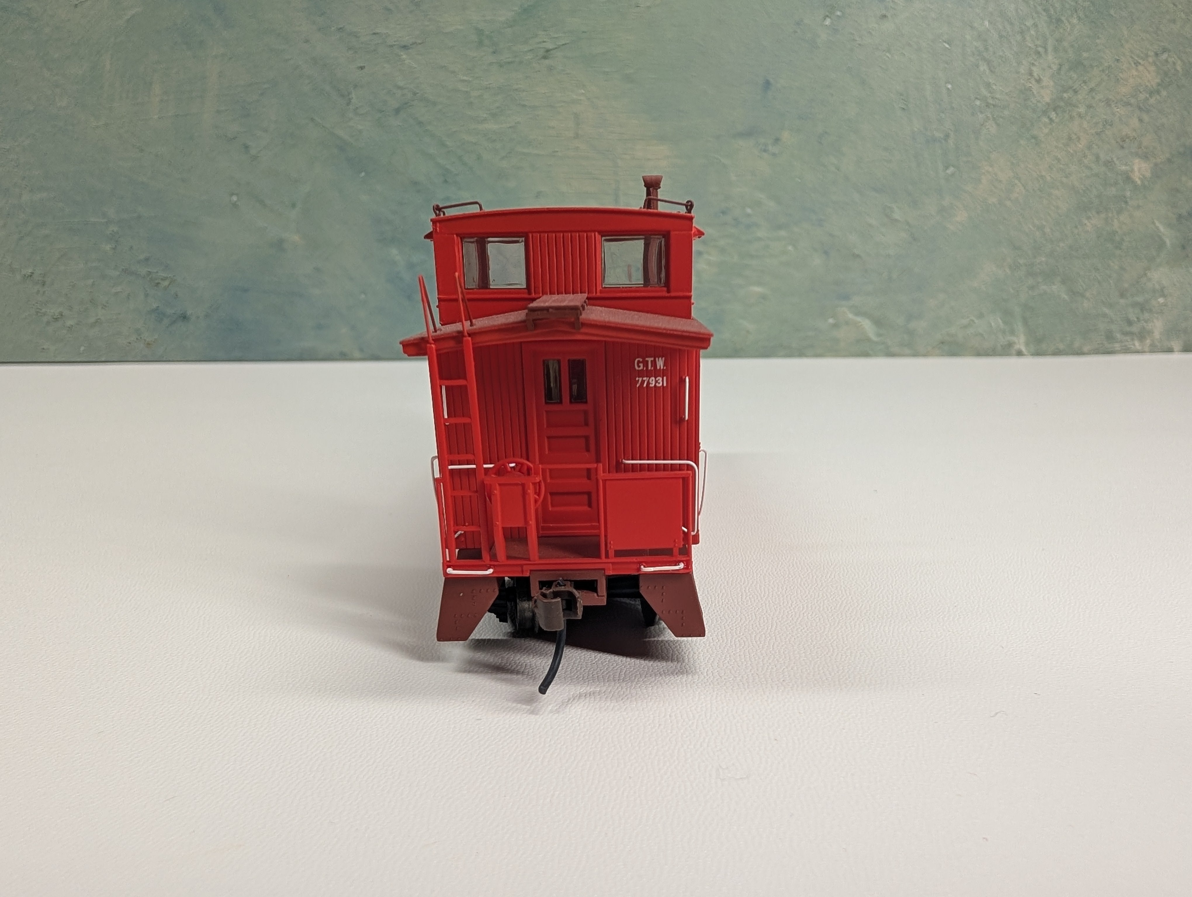 USED Walthers 932-7517 HO Scale 30' Wood Caboose 3 Window Offset Cupola Grand Trunk Western GTW #77931