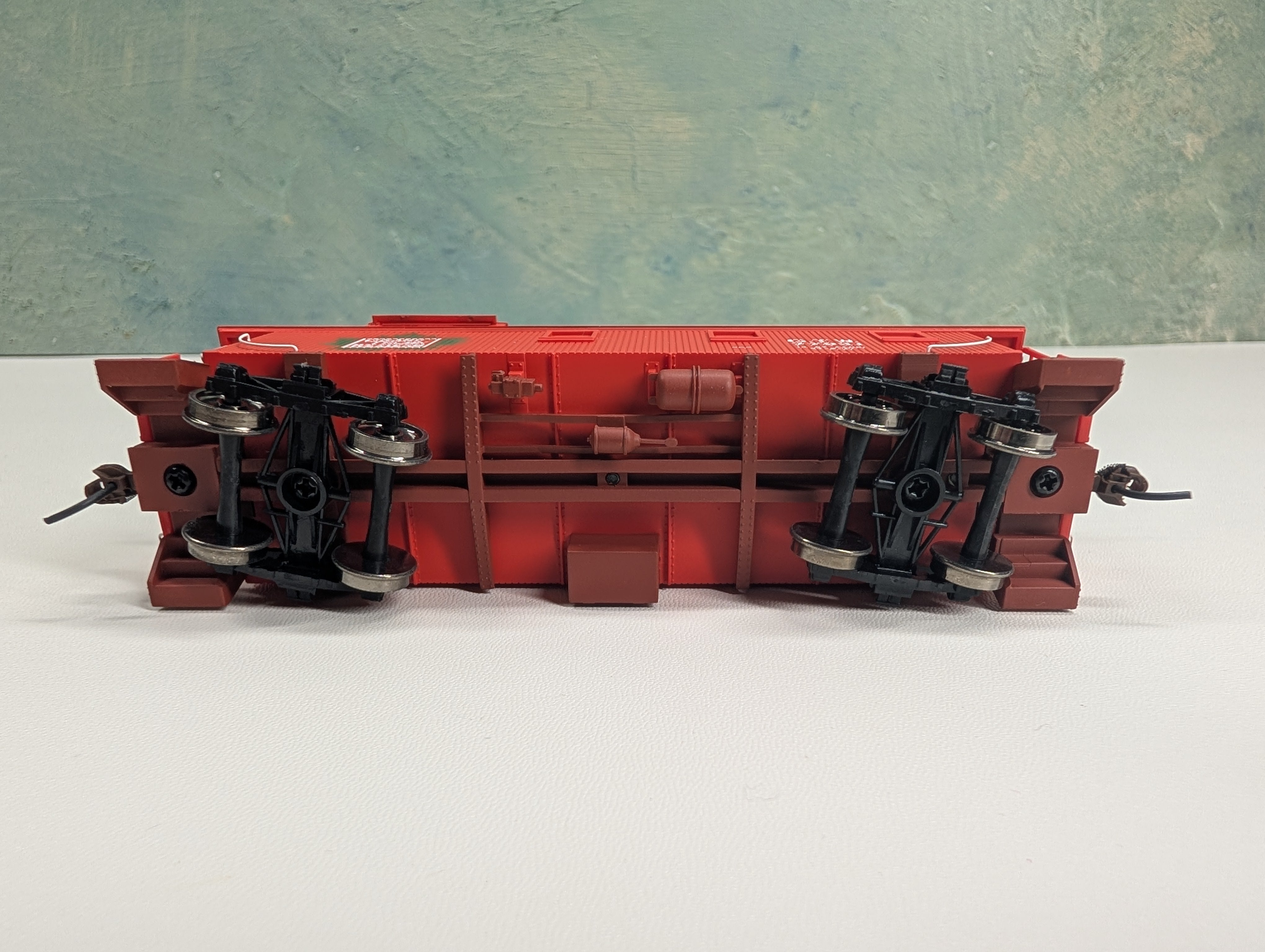 USED Walthers 932-7517 HO Scale 30' Wood Caboose 3 Window Offset Cupola Grand Trunk Western GTW #77931