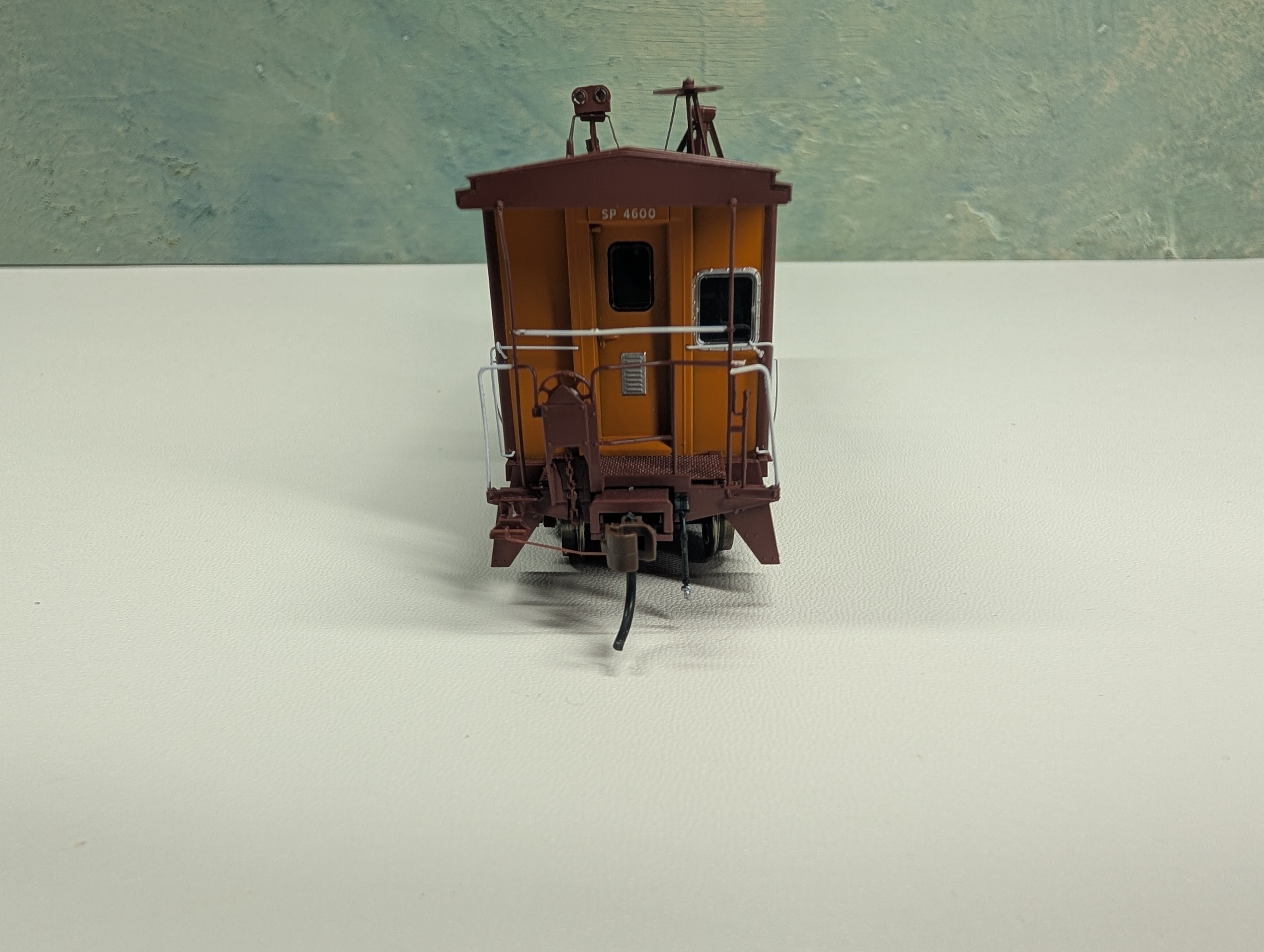 USED Athearn Genesis #G63001 HO Scale C-50-7 Bay Window Caboose with Lights Southern Pacific SP #4600