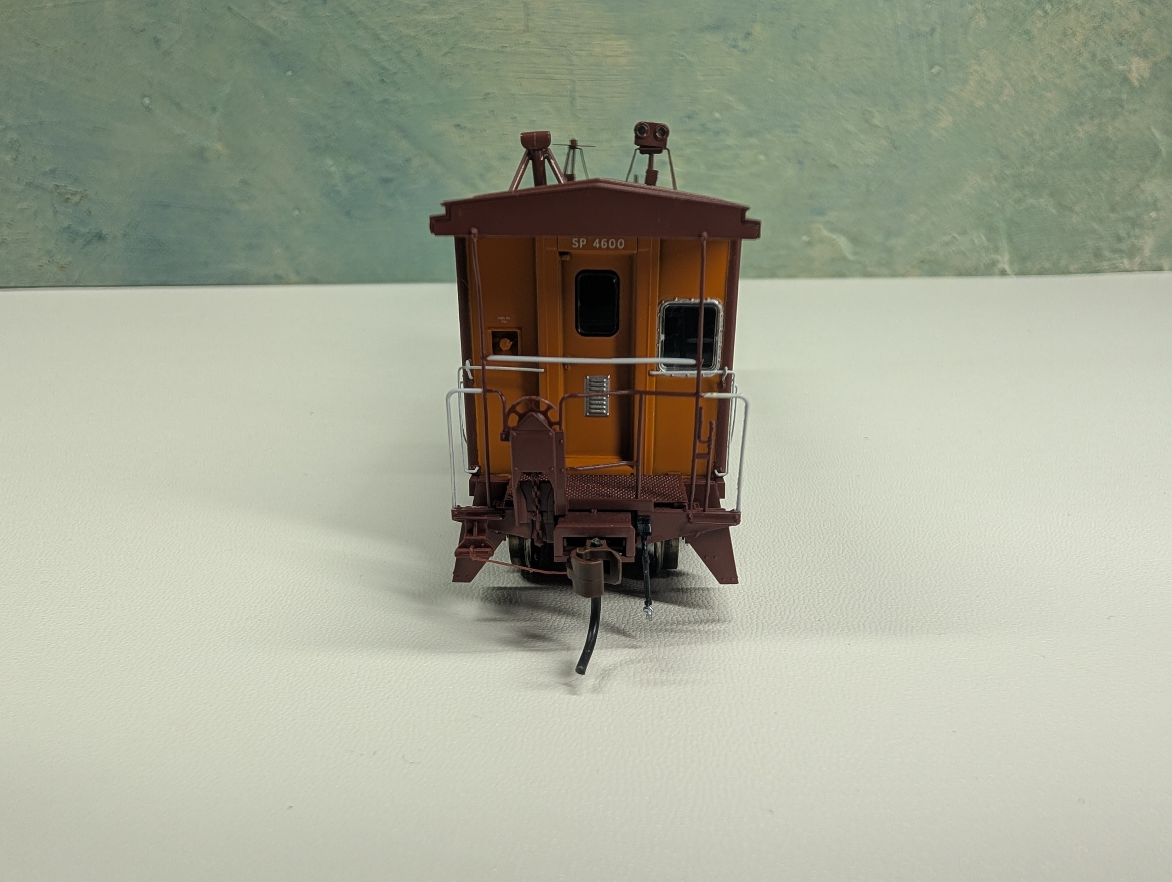 USED Athearn Genesis #G63001 HO Scale C-50-7 Bay Window Caboose with Lights Southern Pacific SP #4600