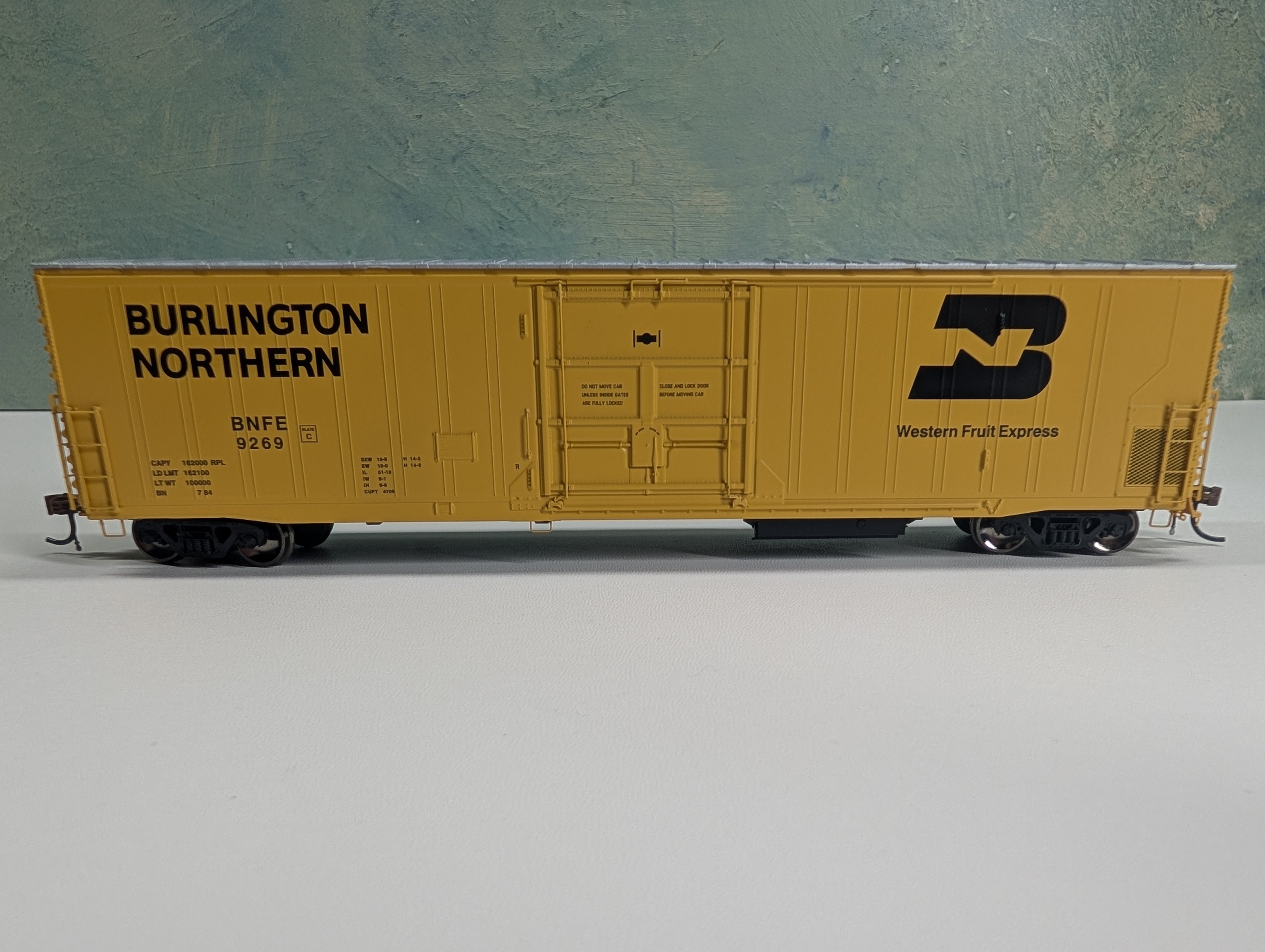 USED Athearn Genesis #G36058 HO Scale 57' FGE Mechanical Reefer Burlington Northern BNFE #8269