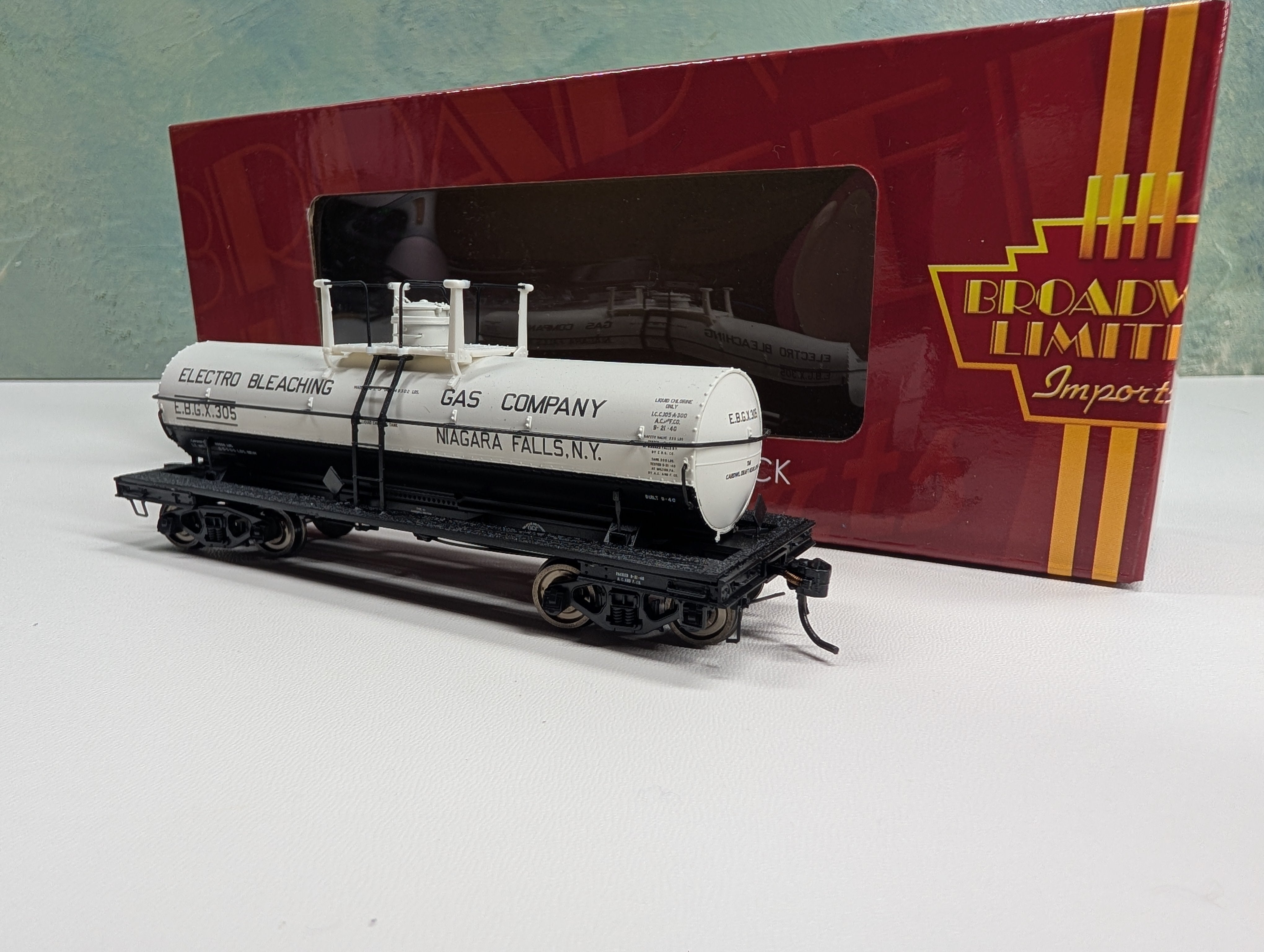 USED Broadway Limited 6176 HO Scale 6000 Gallon Chlorine Tank Car Electro Bleaching Gas Co. EBGX #305