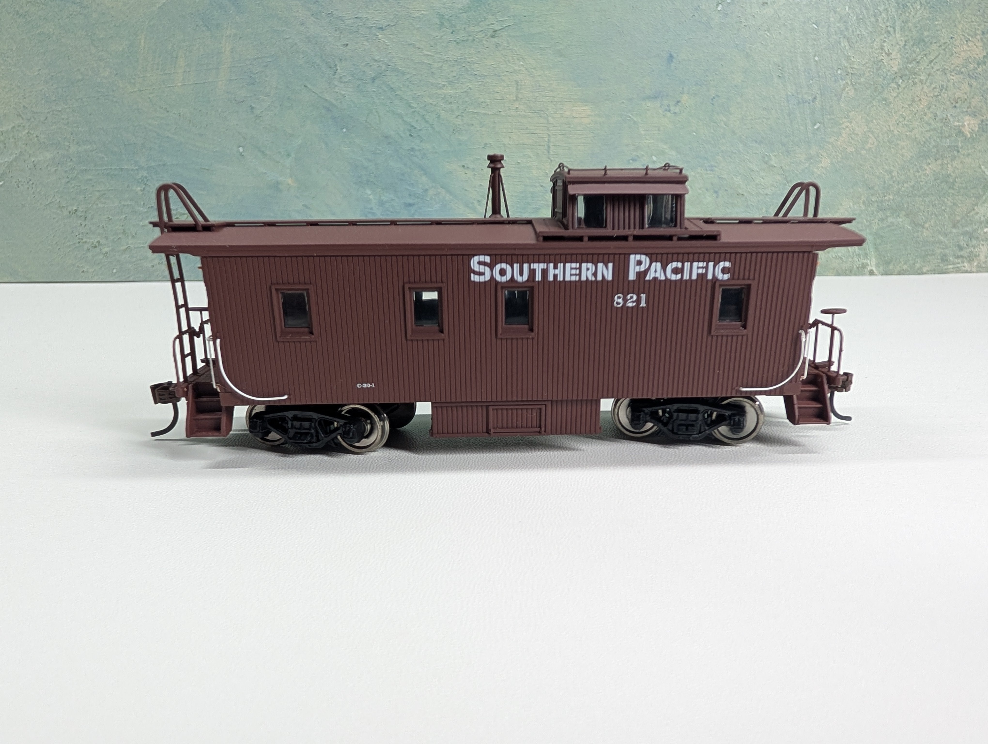 USED Walthers 932-7613 HO Scale C-30-1 Wood Caboose Southern Pacific #821