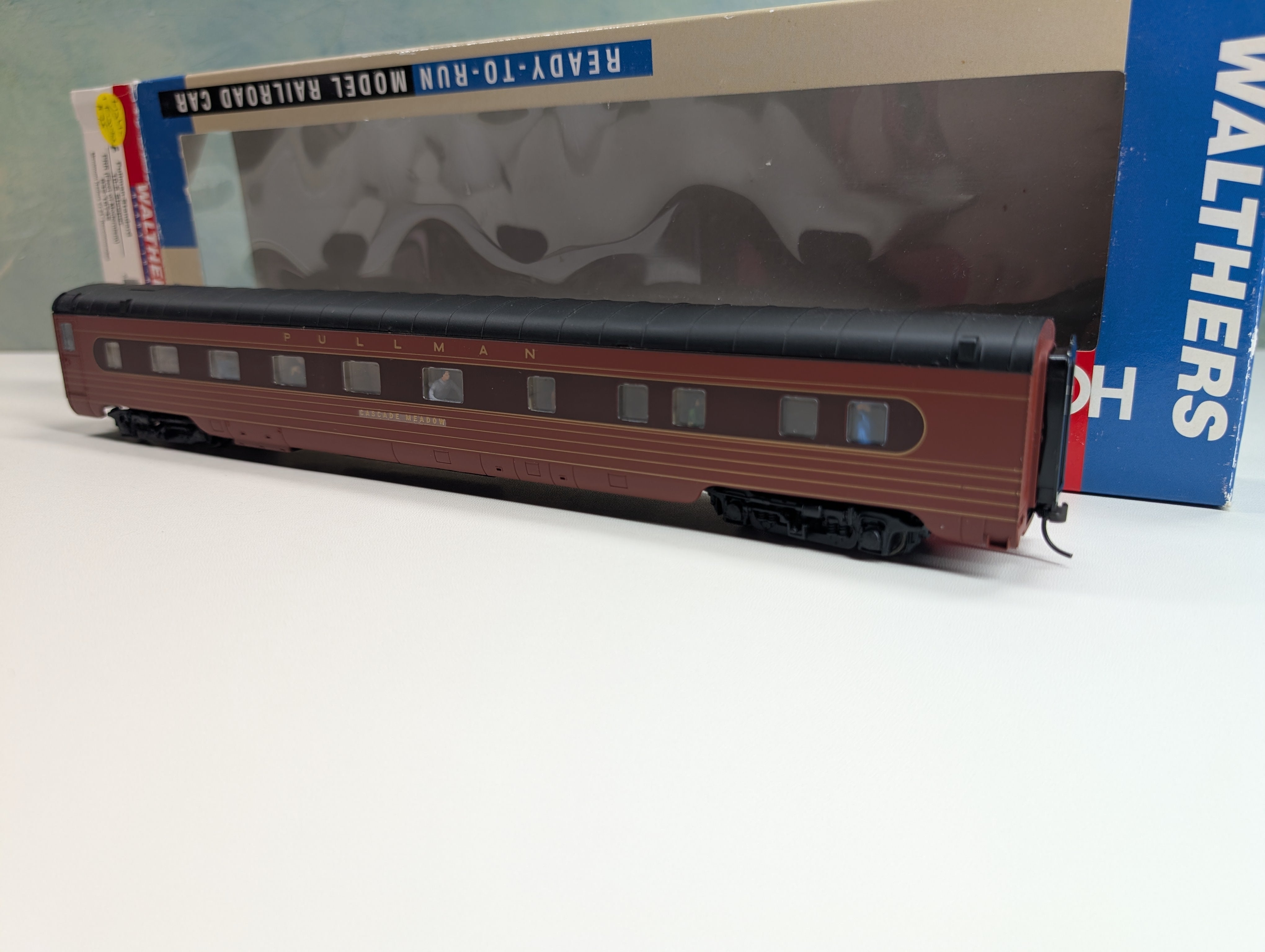 USED Walthers 932-16742 HO Scale Pullman-Standard 10-5 Sleeper Passenger Car Lighted w/ Figures Pennsylvania Cascade Meadow
