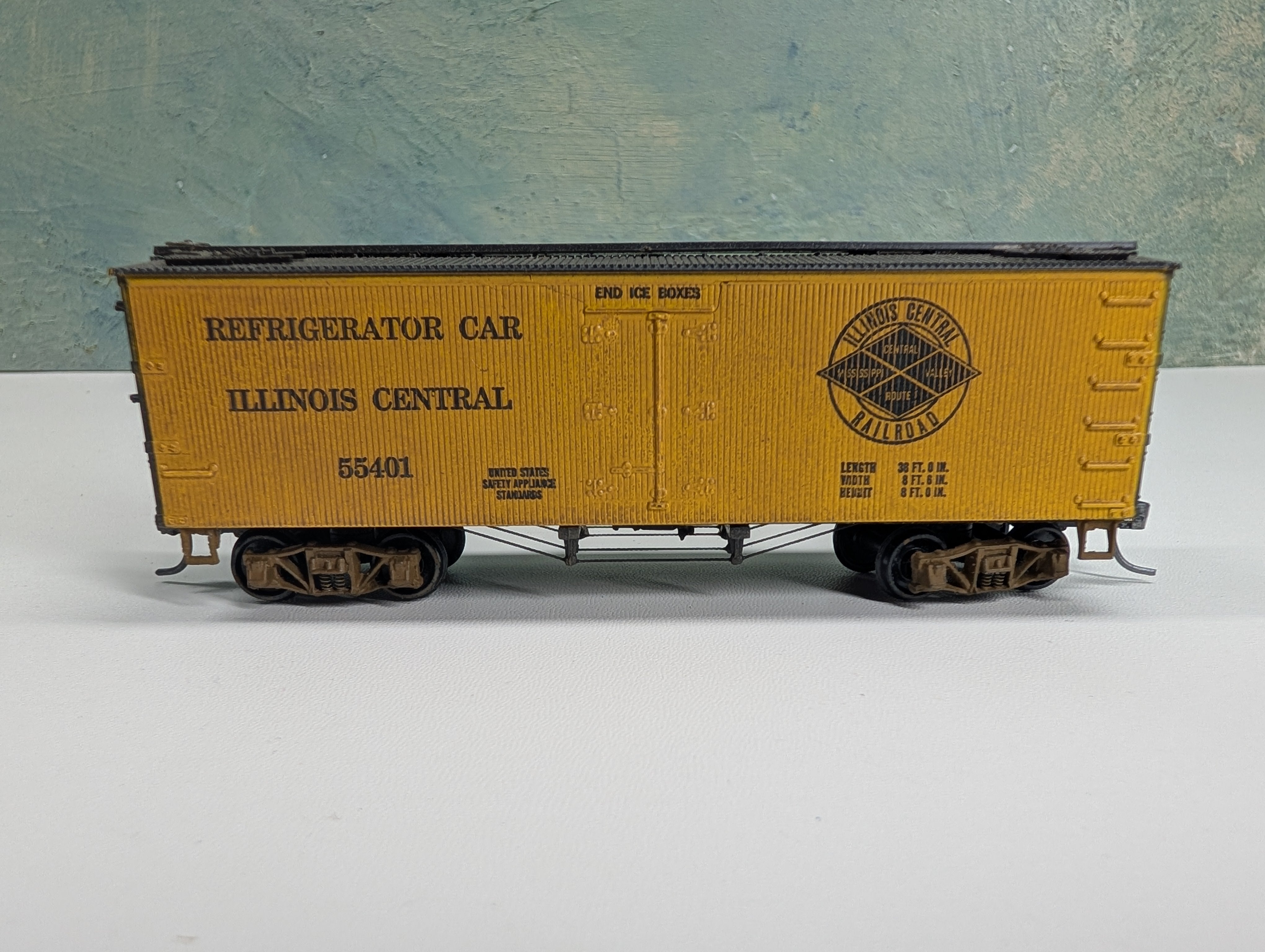 USED Roundhouse HO Scale 37' Wooden Reefer Illinois Central IC #55401 Weathered