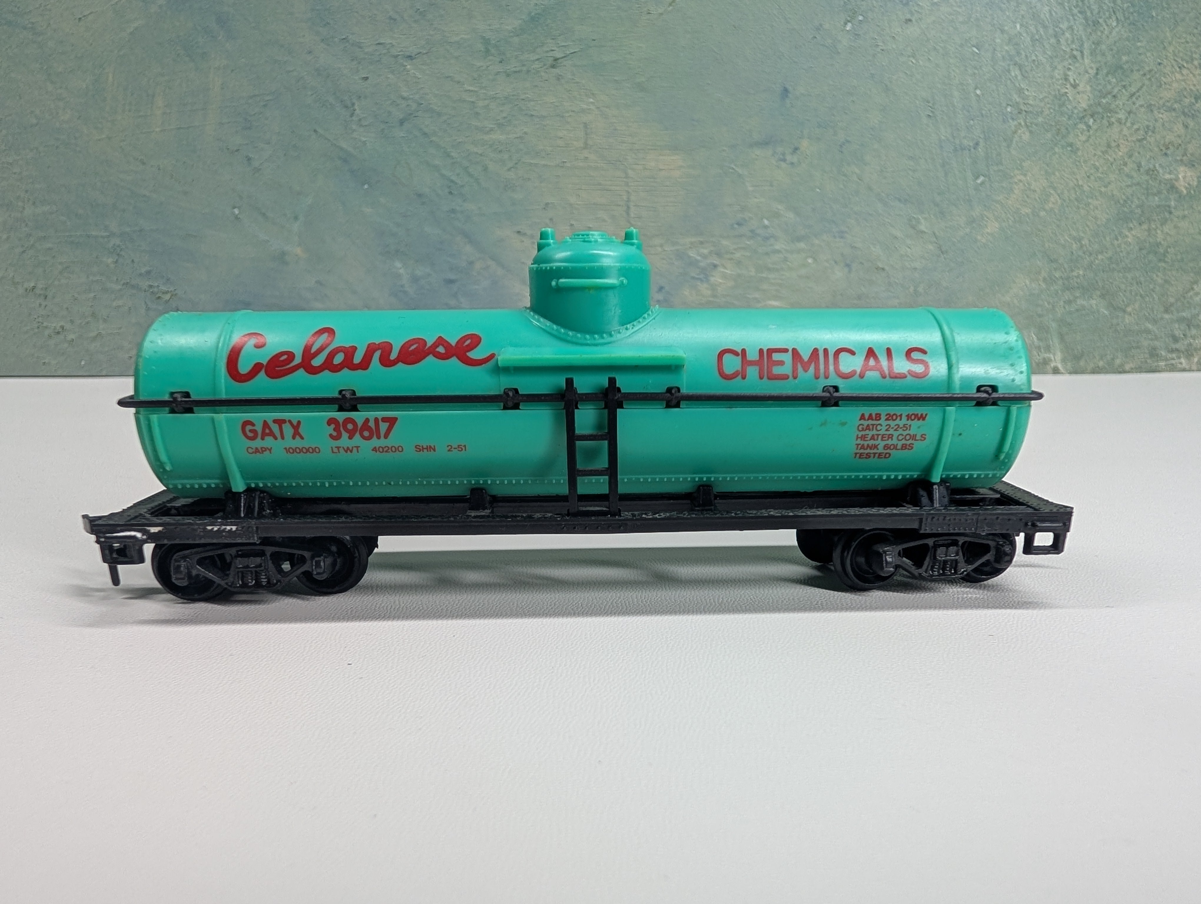USED HO Scale Single Dome Tank Car Celanese Chemicals GATX #39617
