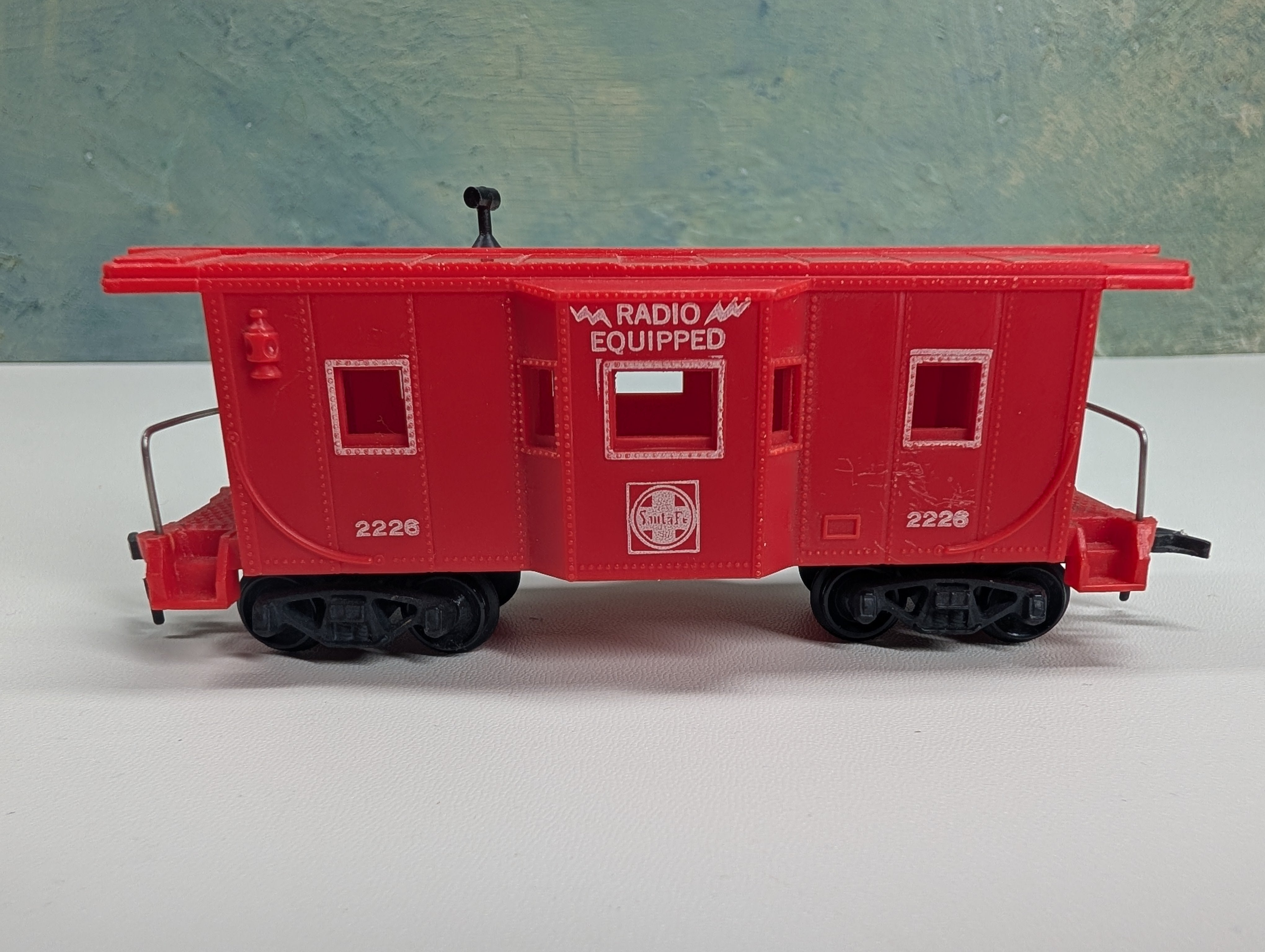 USED Marx HO Scale Bay Window Caboose Santa Fe #2226 Radio Equipped