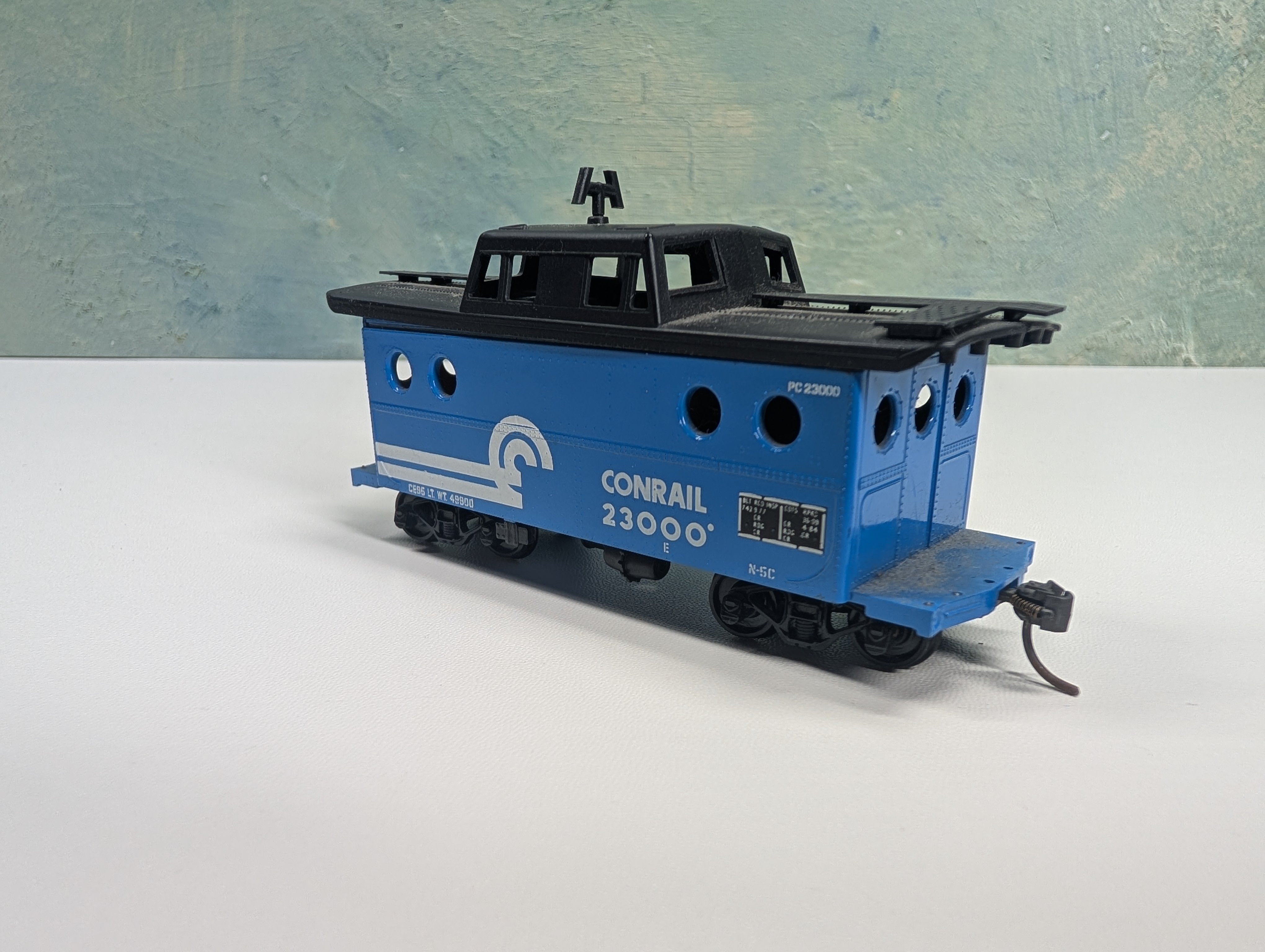 USED Bowser HO Scale N5C Caboose Conrail #23000 Missing Parts