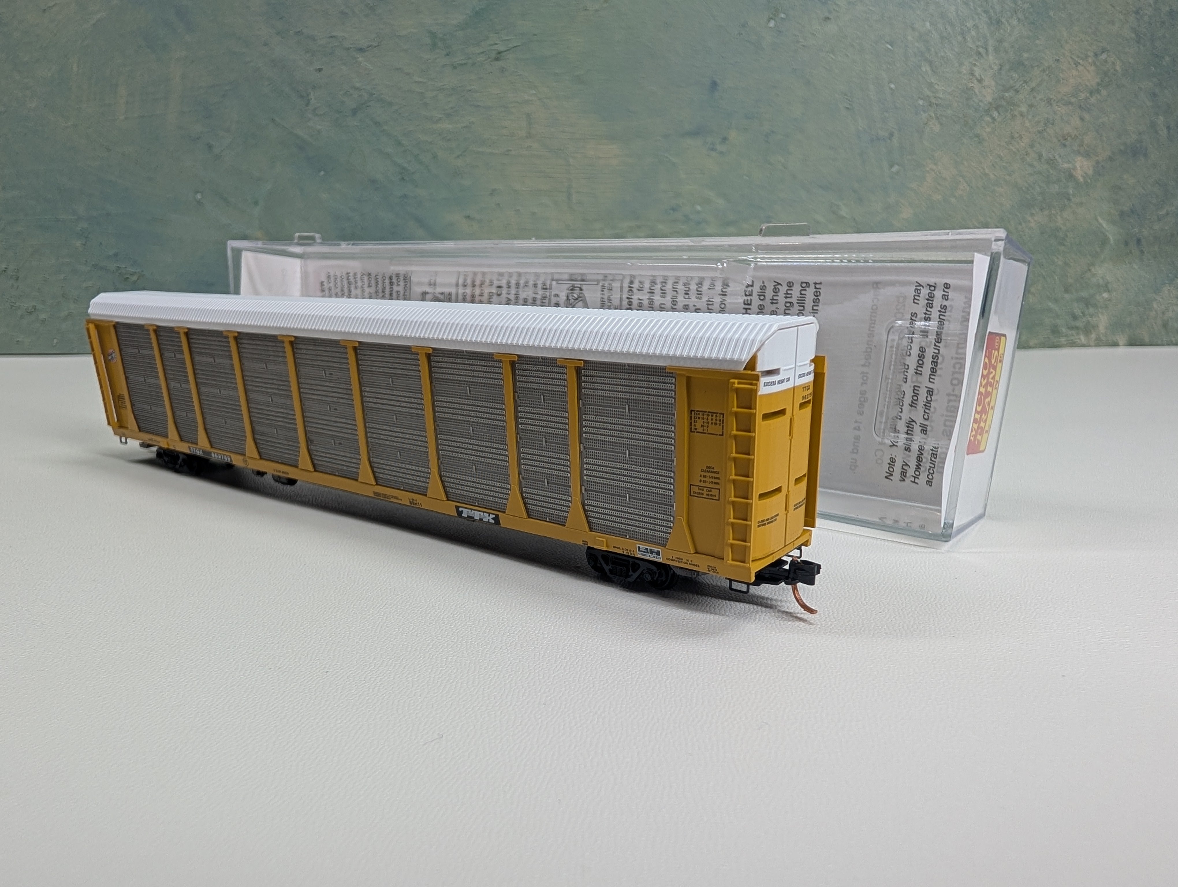 USED Micro-Trains 11100230 N Scale 89' Tri-Level Closed Autorack Chicago & North Western TTGX #962759