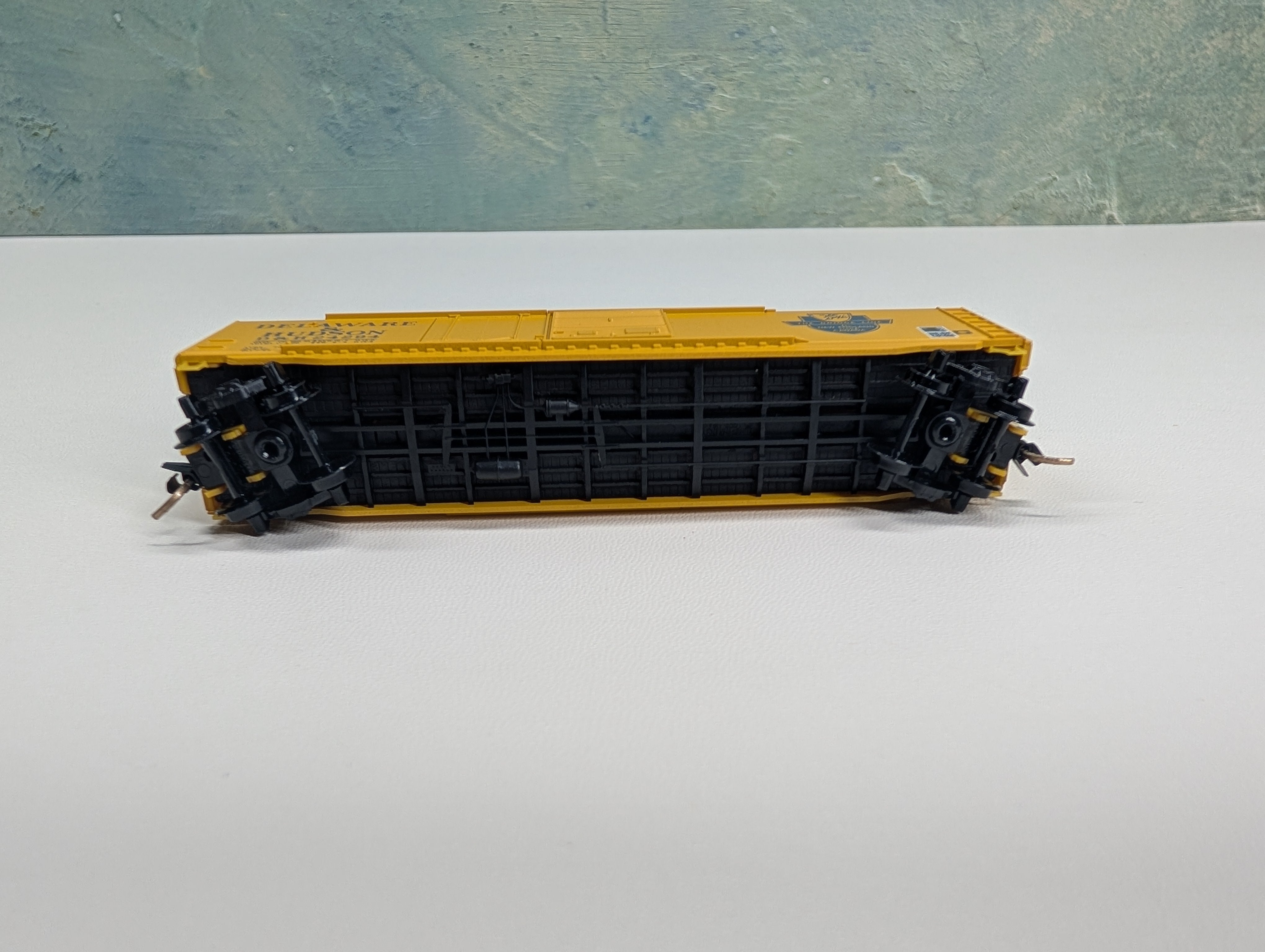 USED Micro-Trains 76020 N Scale 50' Standard Box Car Plug & Sliding Door w/o Roofwalk Delaware and Hudson DH #24294