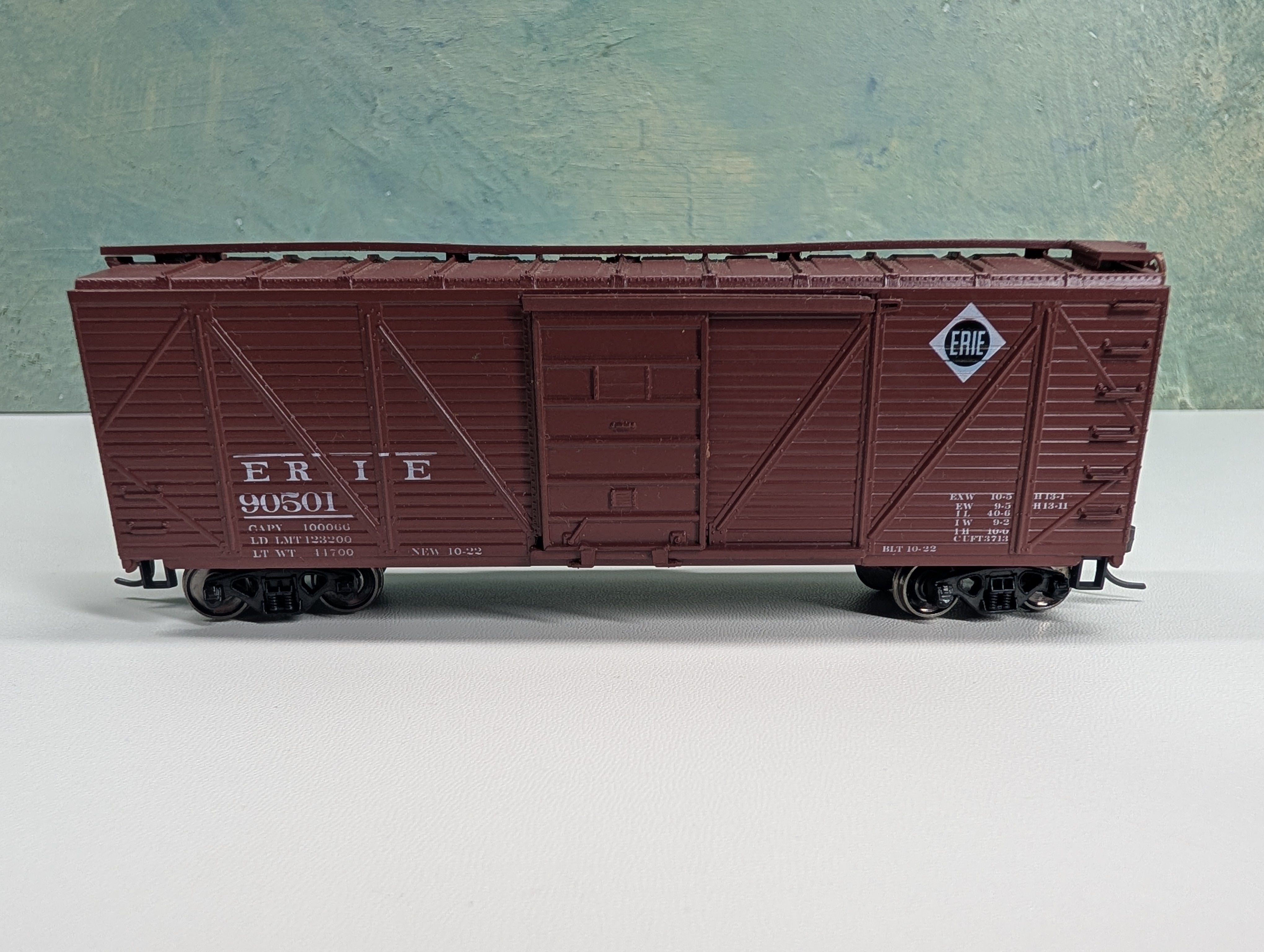 USED Roundhouse HO Scale 40' Wooden Box Car Erie #90501 Metal Wheels