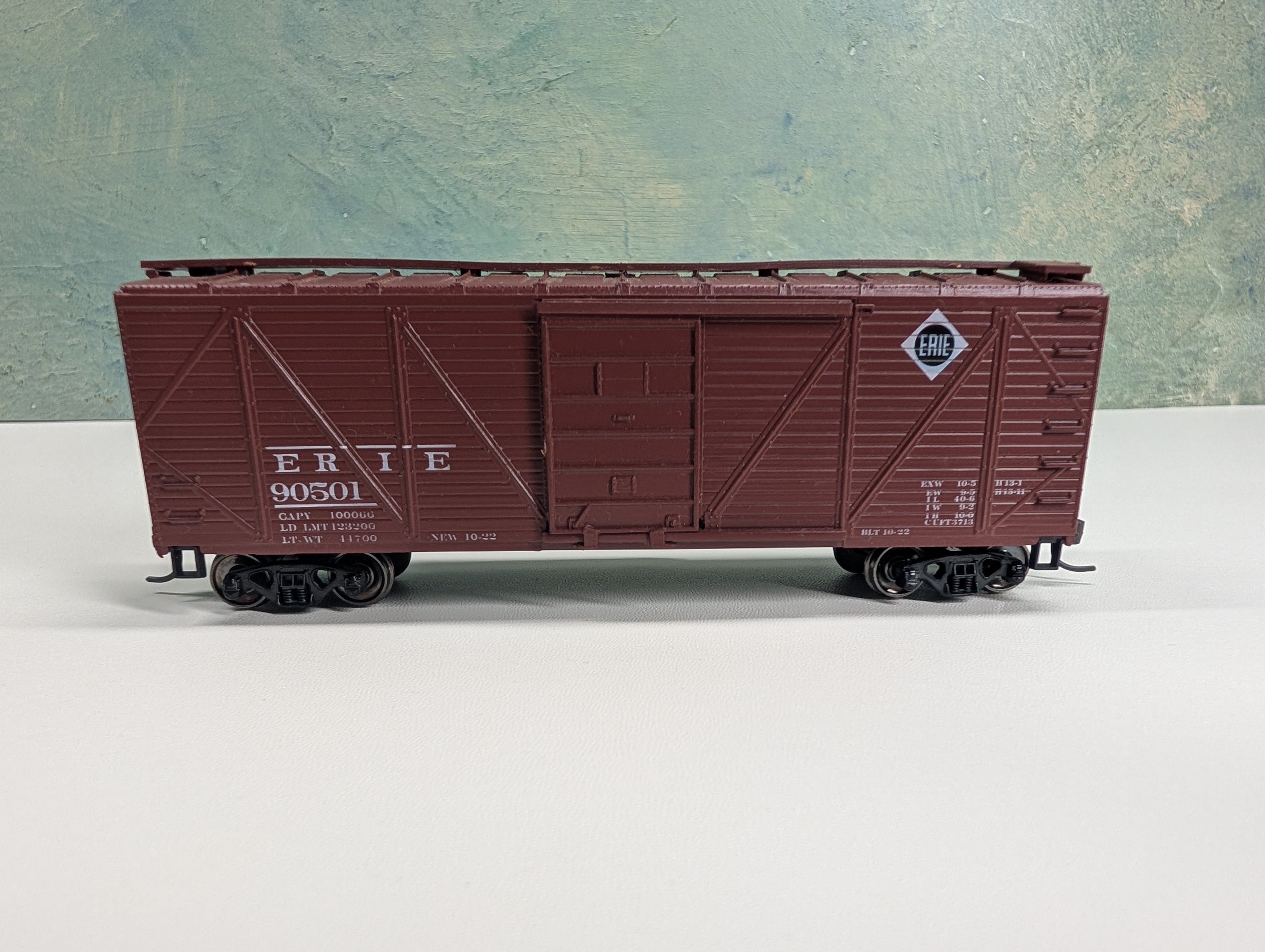 USED Roundhouse HO Scale 40' Wooden Box Car Erie #90501 Metal Wheels