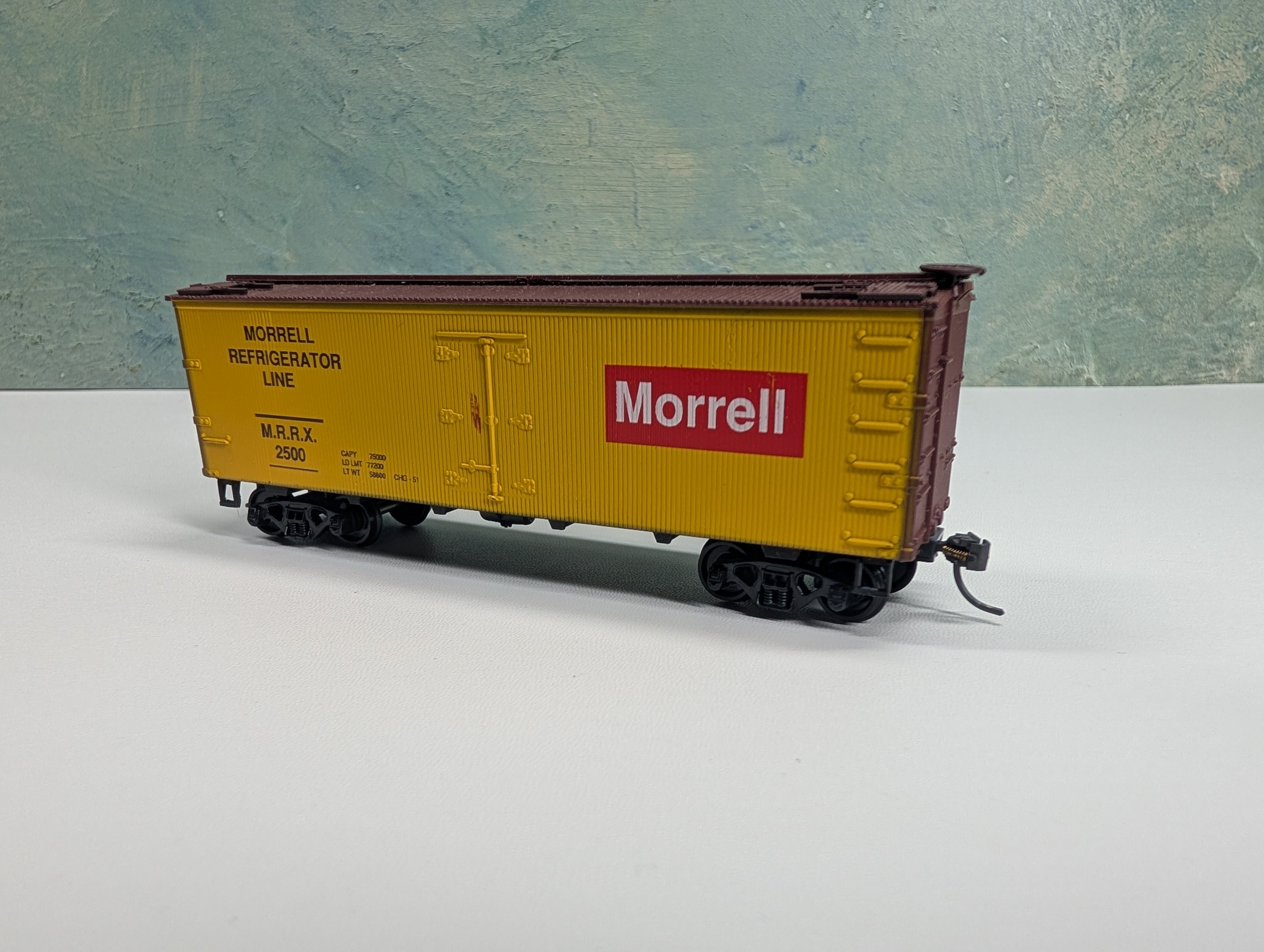USED Roundhouse HO Scale 36' Billboard Reefer Morrell MRRX #2500