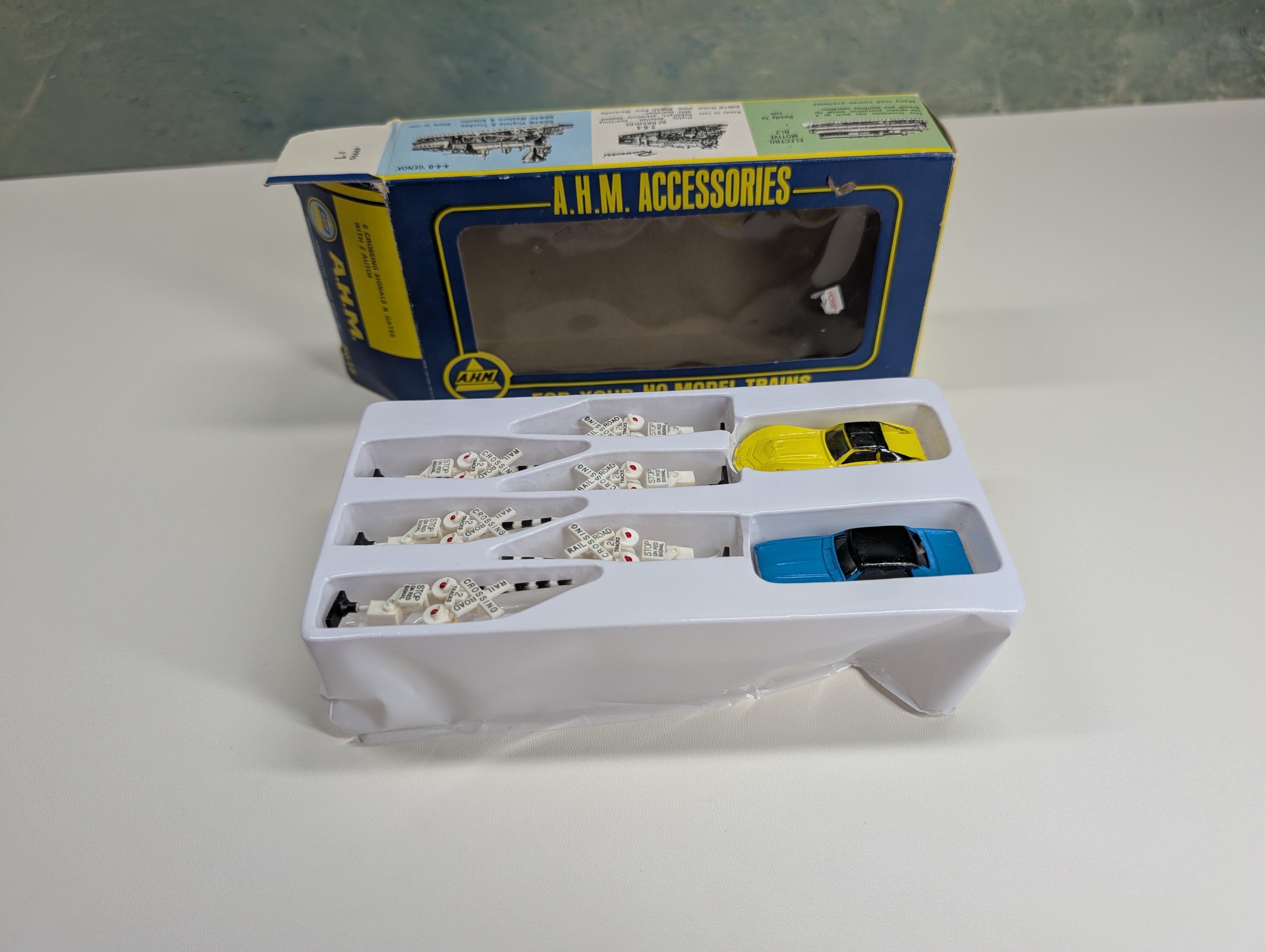 USED AHM 5615 HO Scale Crossing Singals, Gates & 2 Automobiles