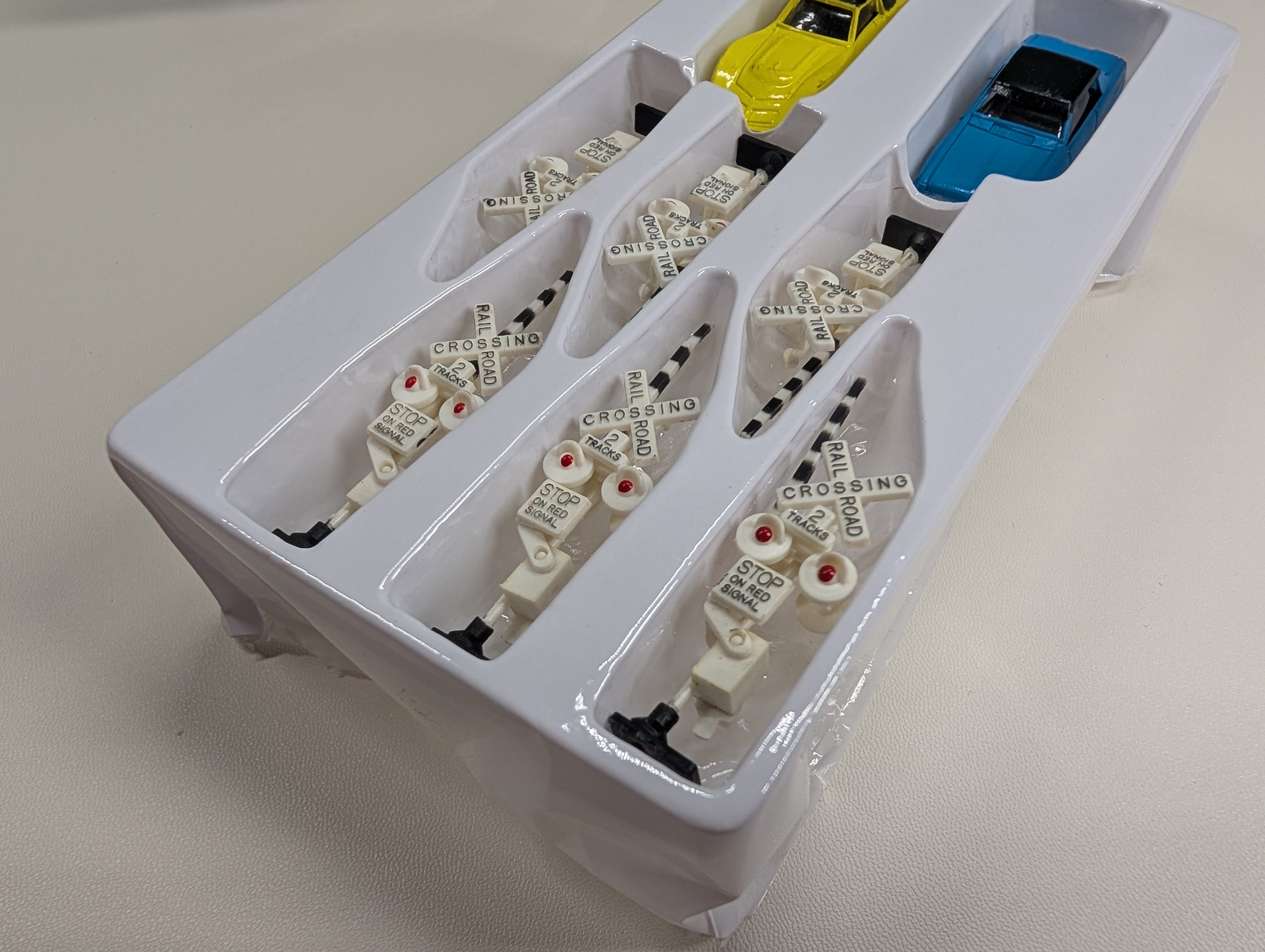 USED AHM 5615 HO Scale Crossing Singals, Gates & 2 Automobiles