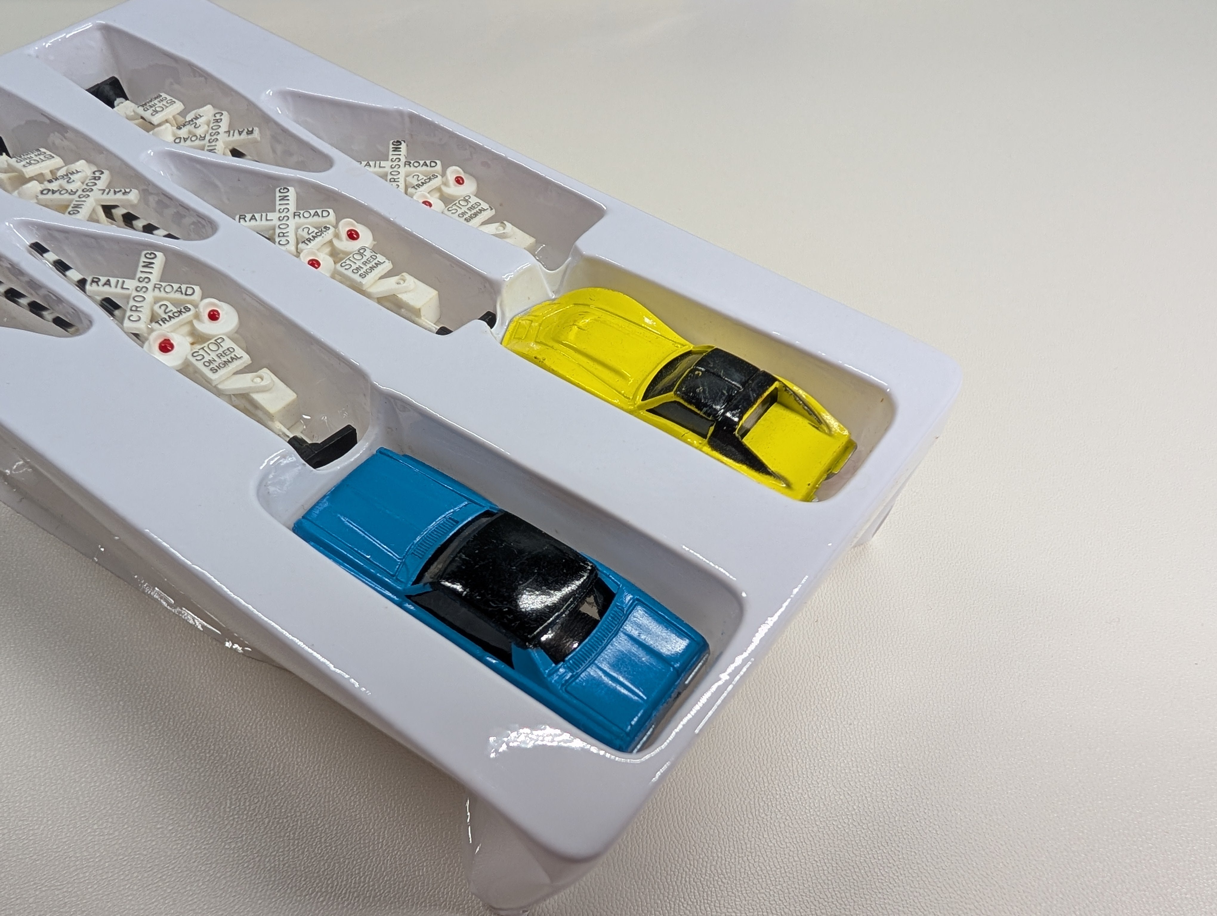 USED AHM 5615 HO Scale Crossing Singals, Gates & 2 Automobiles