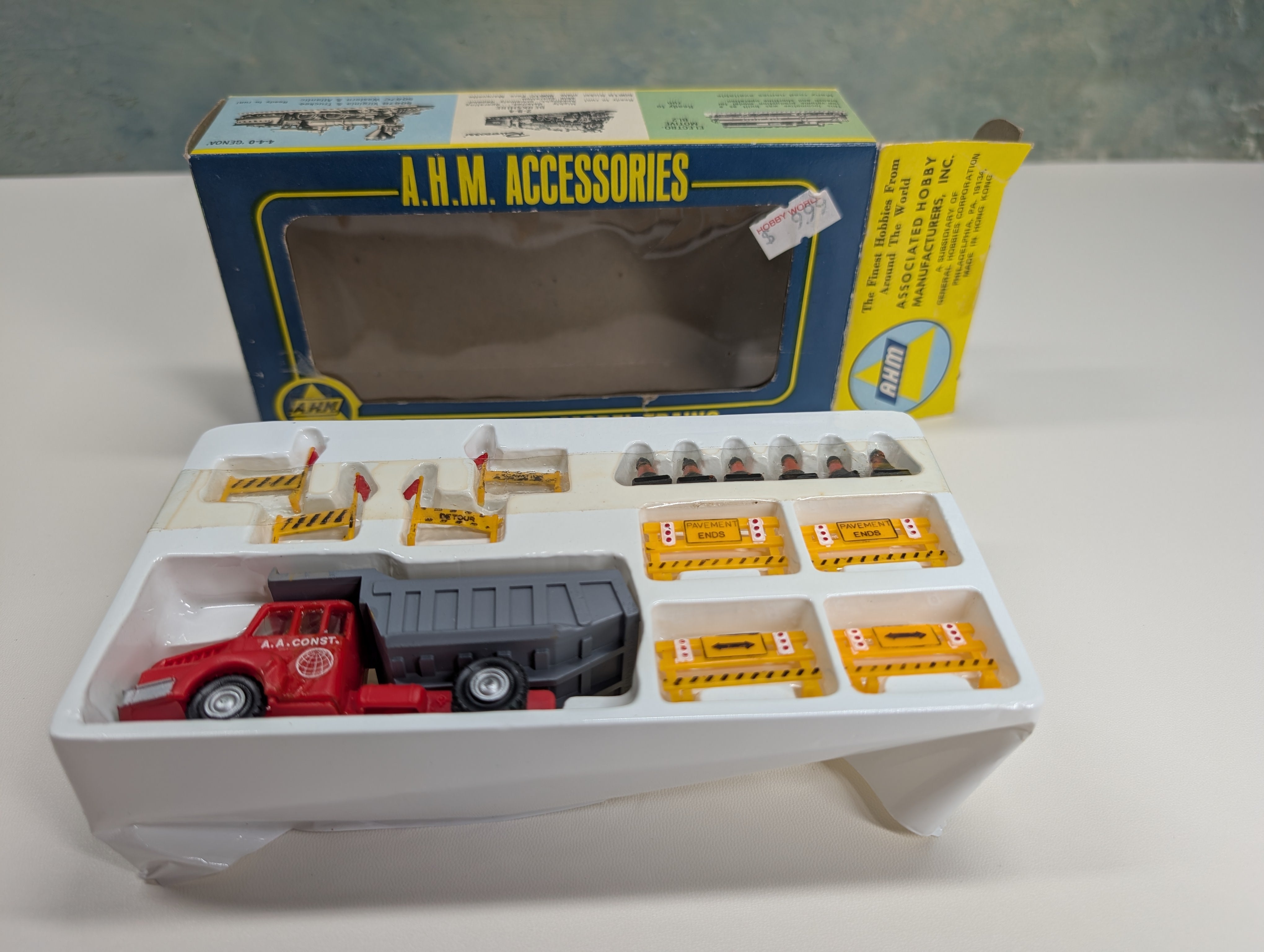 USED AHM 5614 HO Scale Construction Set with Dump Truck, Barriers & Traffic Cones