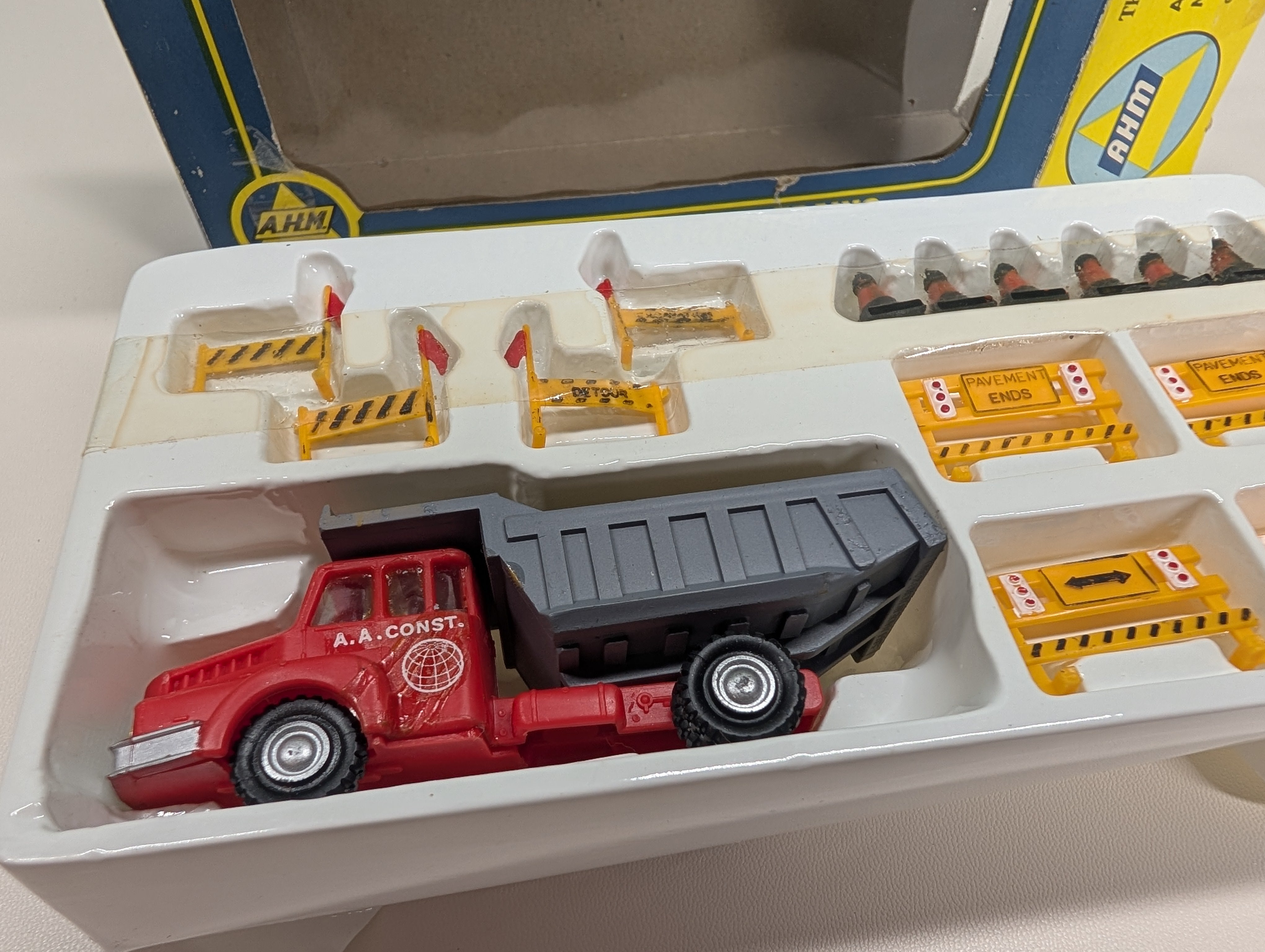 USED AHM 5614 HO Scale Construction Set with Dump Truck, Barriers & Traffic Cones