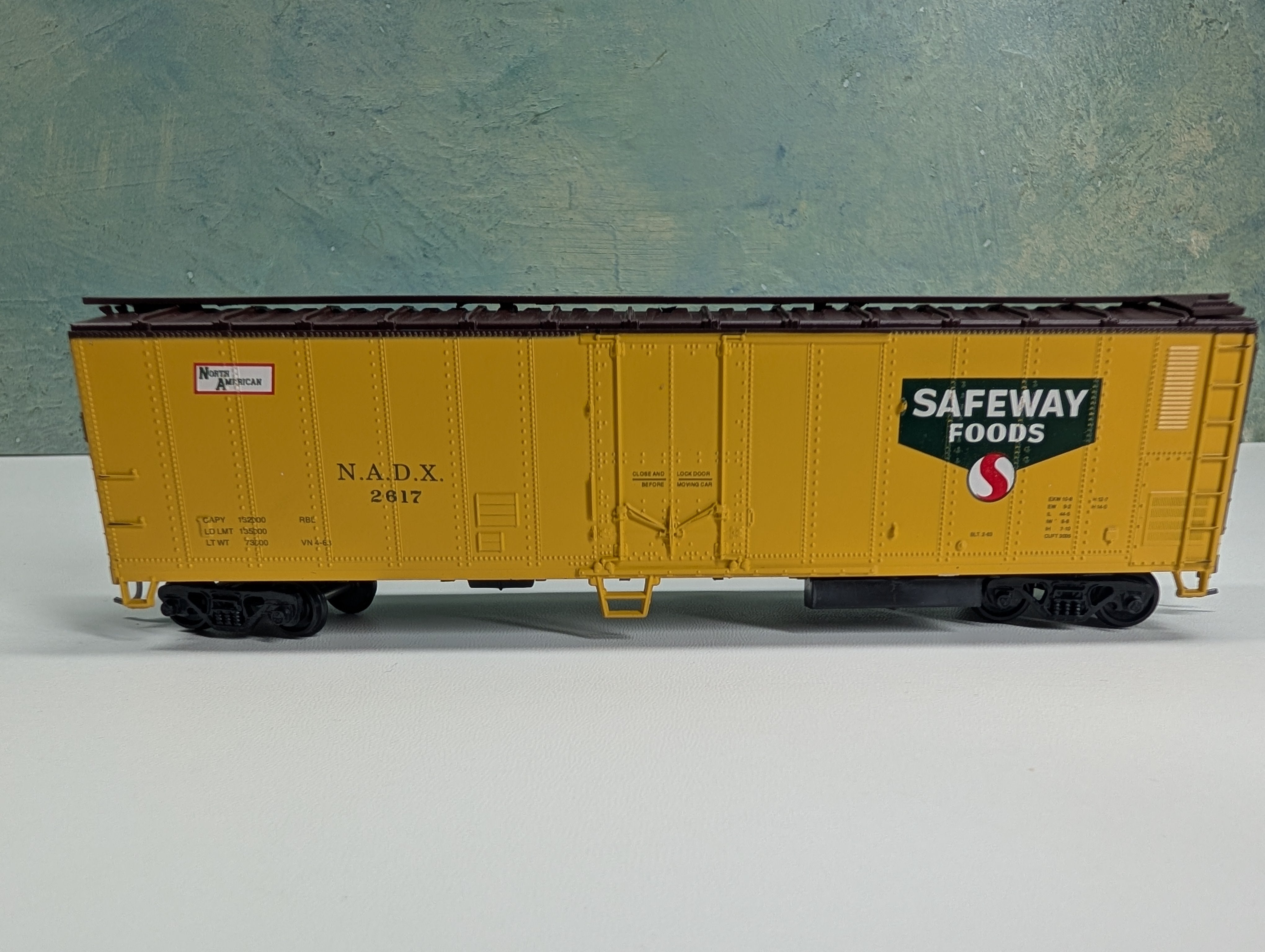 USED Athearn HO Scale 50' Reefer Safeway Foods NADX #2617