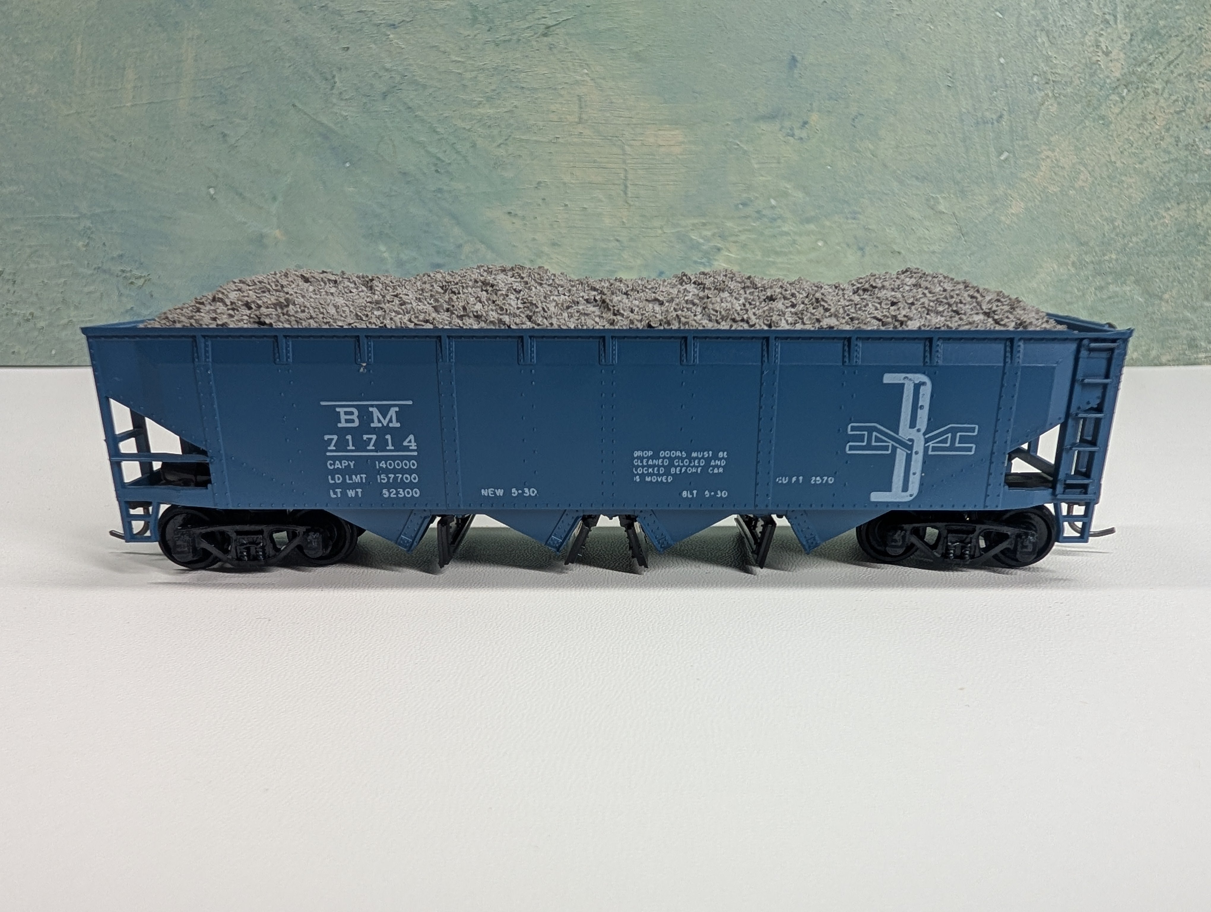 USED Athearn HO Scale Operating Hopper w/ Load Boston & Maine BM #71714