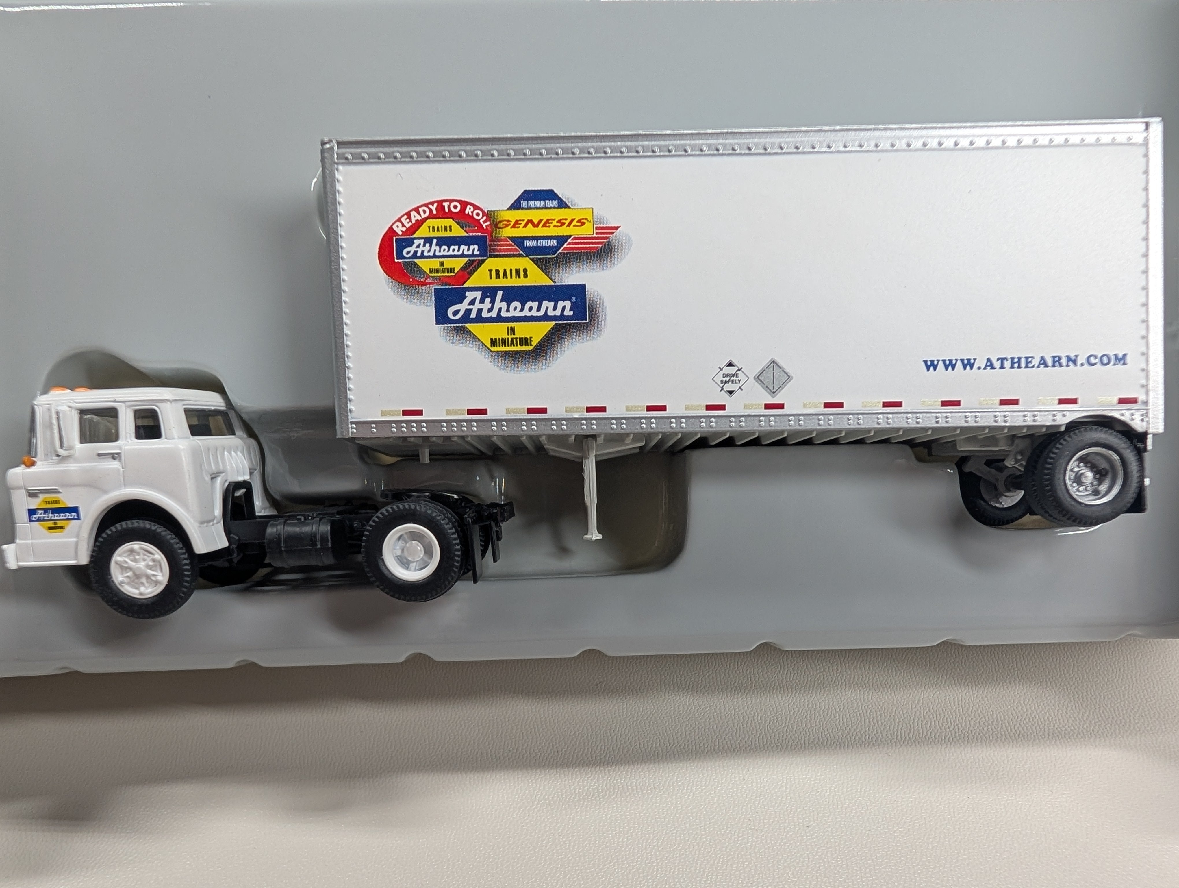 USED Athearn 91029 HO Scale Ford "C" Truck & 28' Wedge Trailer