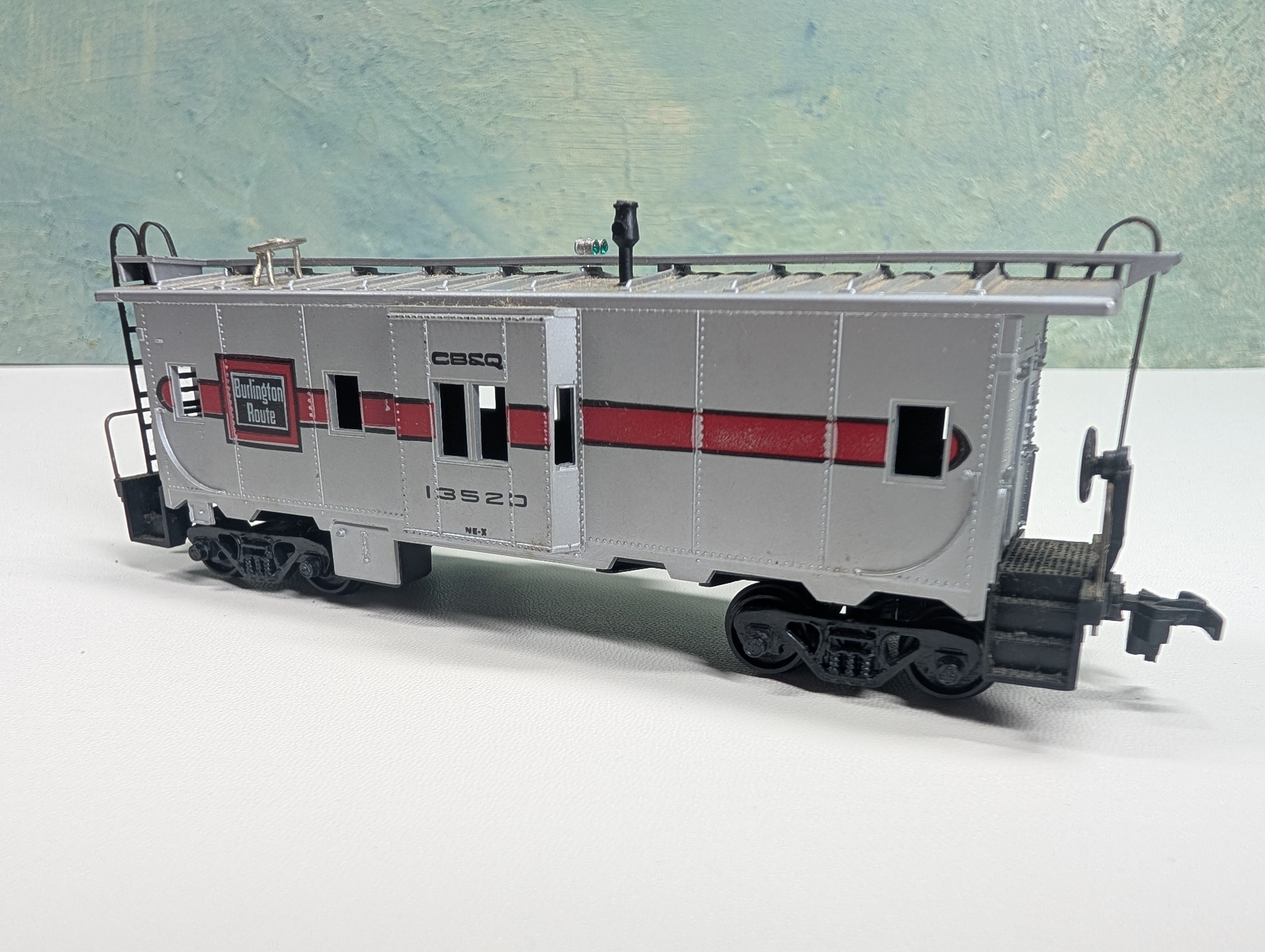 USED Athearn HO Scale Bay Window Caboose Burlington CB&Q #13520