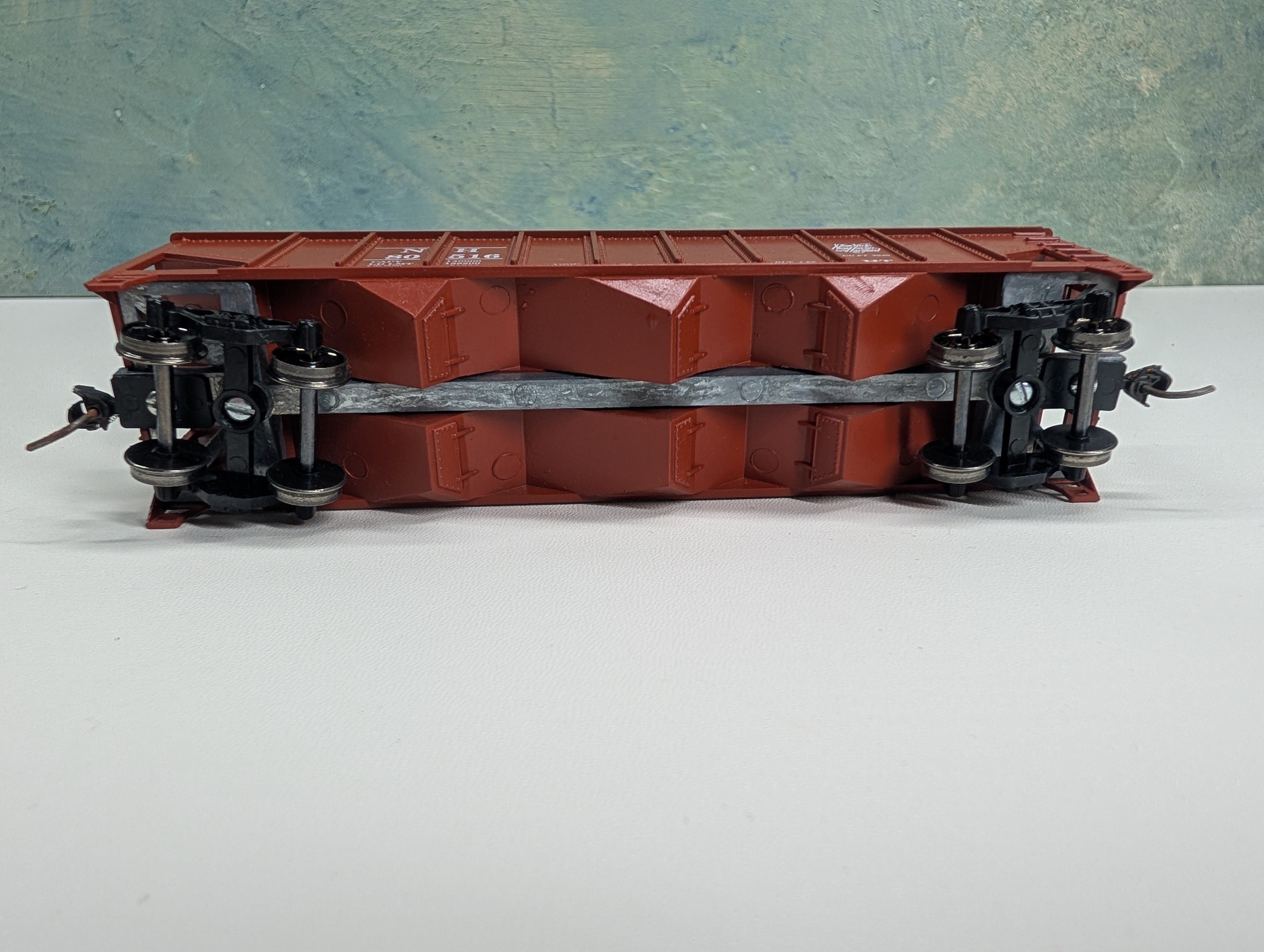 USED Roundhouse HO Scale 3-Bay Hopper New Haven NH #80516 Metal Wheels