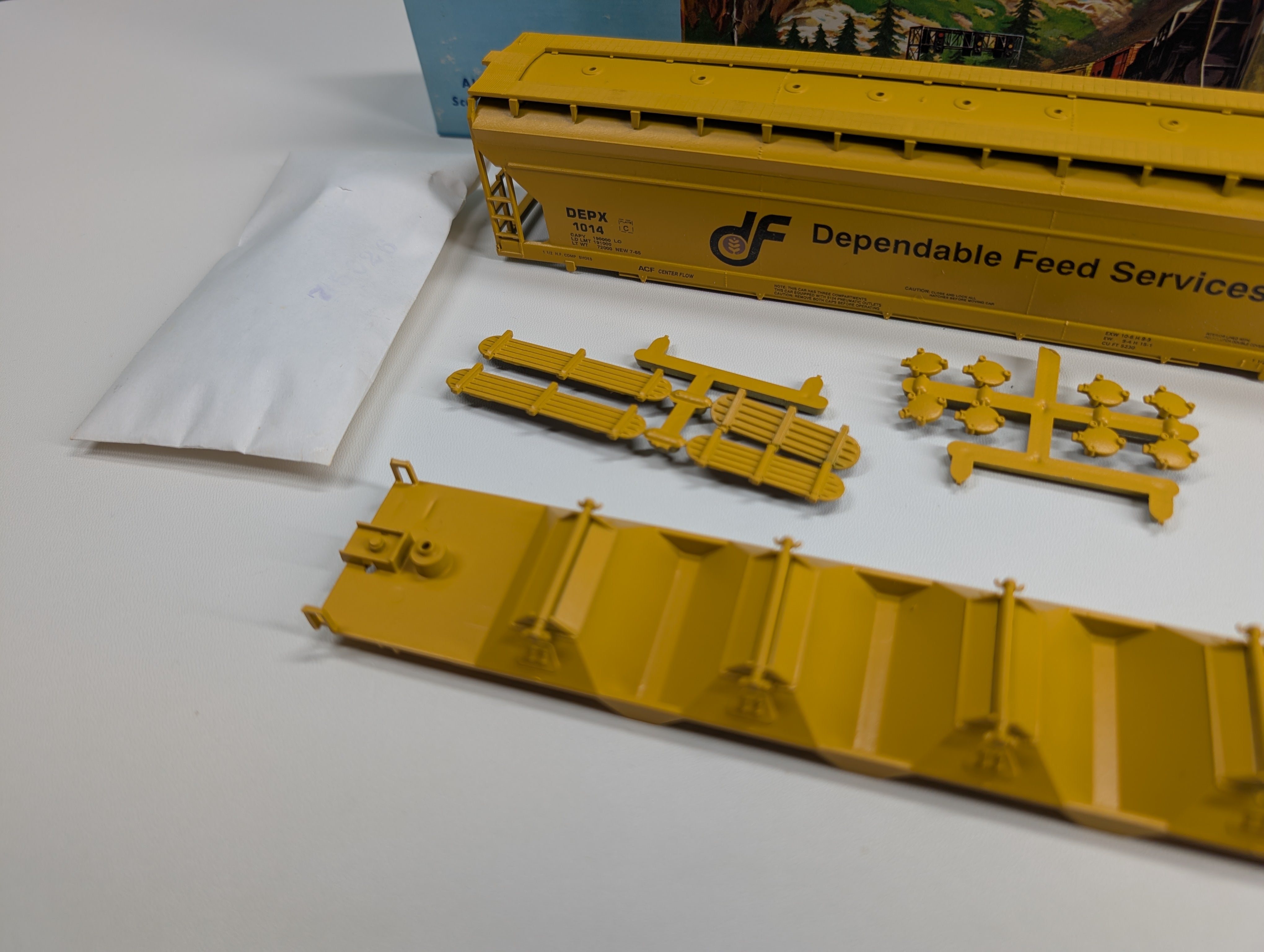 USED Athearn HO Scale 55' ACF Center-Flow Hopper Dependable Feed Services DEPX #1014 Bev-Bel