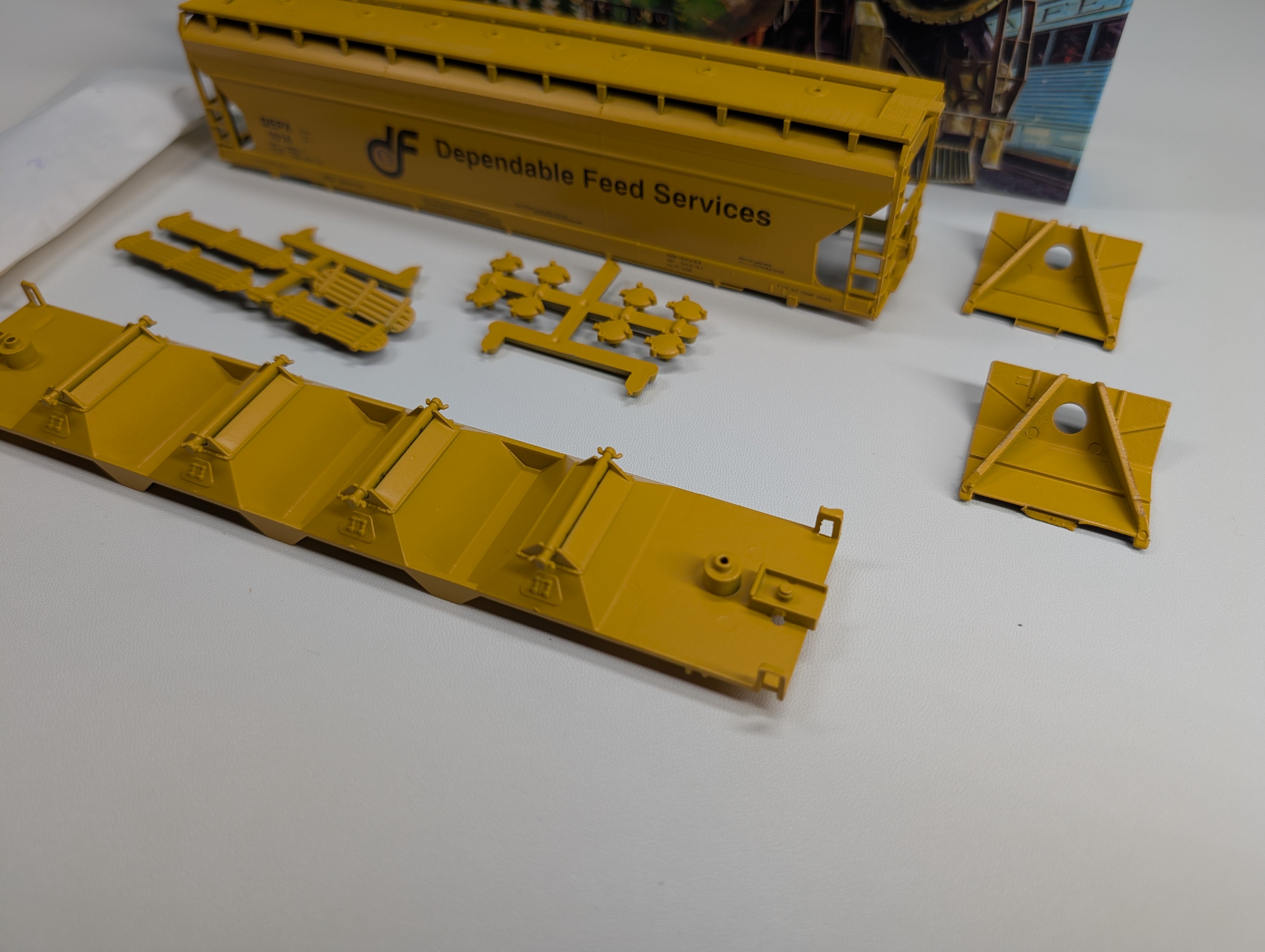 USED Athearn HO Scale 55' ACF Center-Flow Hopper Dependable Feed Services DEPX #1014 Bev-Bel